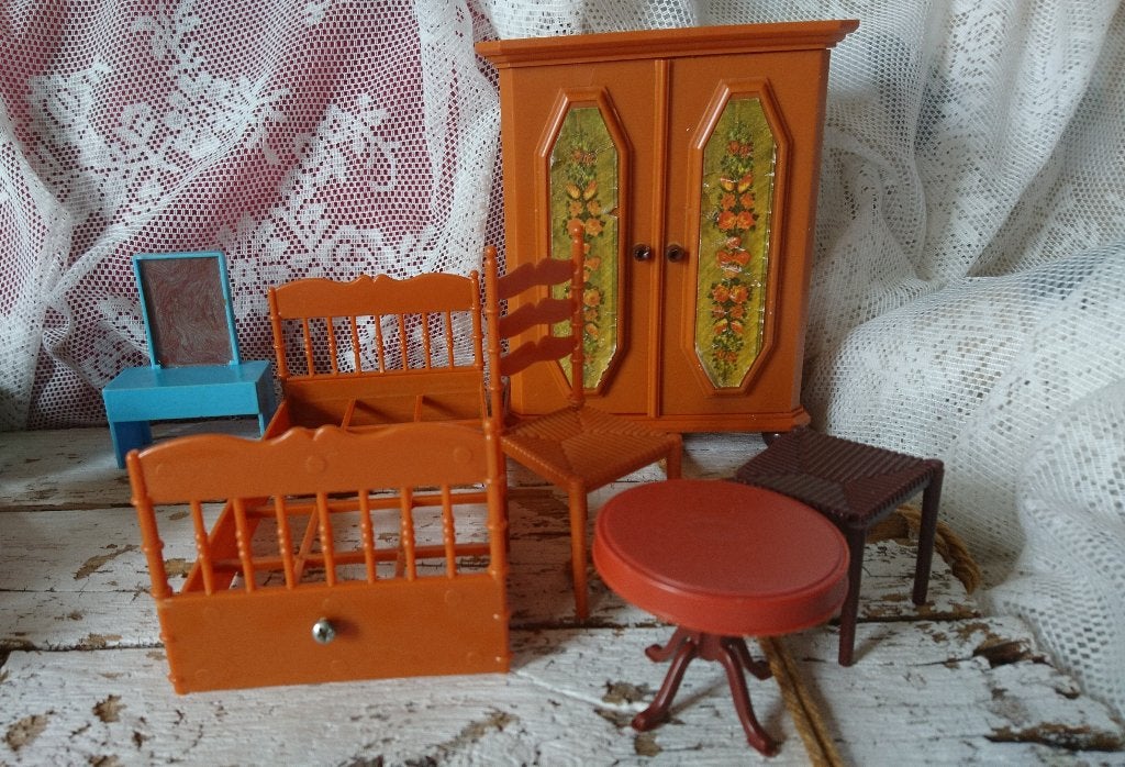 Poppenhuismeubeltjes Bedje Stoel Jaren 70 Vintage Folklore, Ophalen of Verzenden, Gebruikt, Gebruiksvoorwerp
