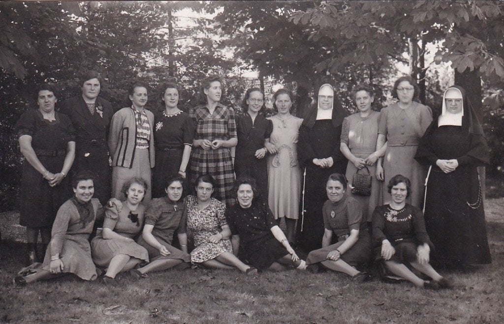 730X fotokaart groep vrouwen met 2 nonnen, onbekend, Verzamelen, Ansichtkaarten | Nederland, Ophalen of Verzenden, 1940 tot 1960