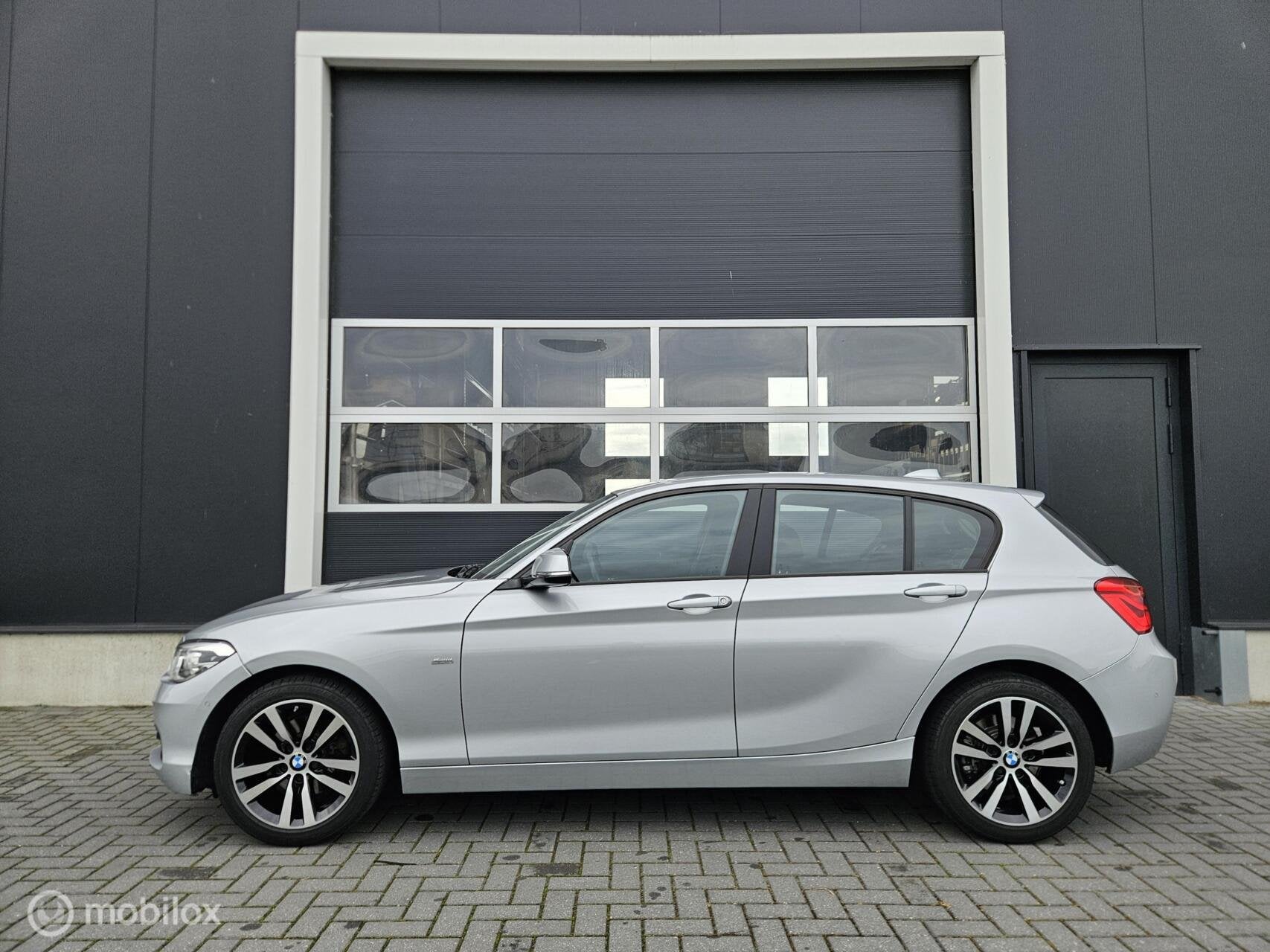 BMW 1 Serie 120i Sportline | 24.538 KM! | 1e Eig. | NL | LED, Auto's, Gebruikt, 4 cilinders, Origineel Nederlands, Parkeerassistent
