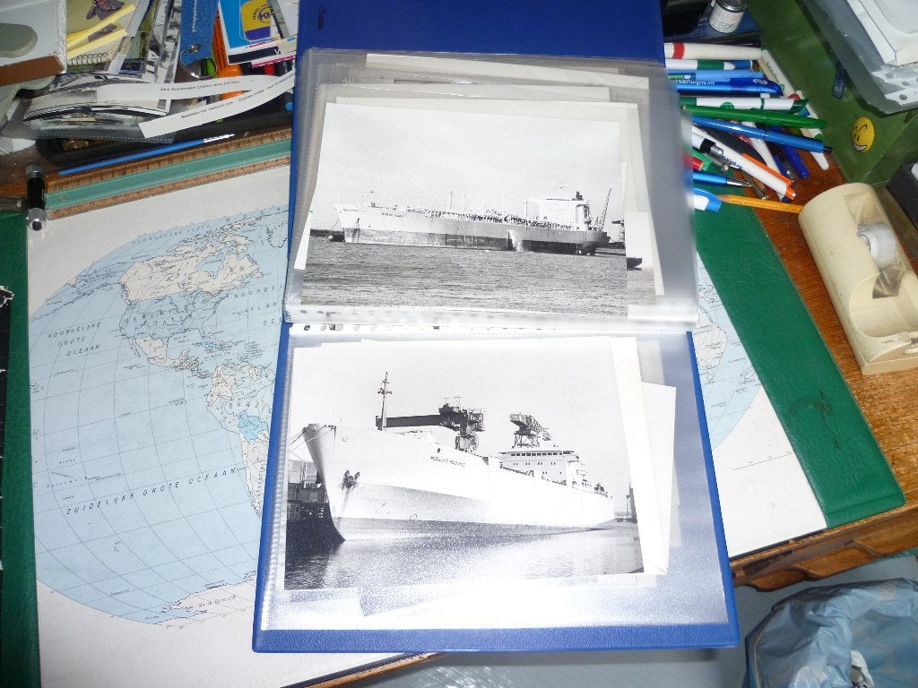 95 zw/w SCHEEPSFOTO'S in opbergmap. Jaren 70/80, Verzenden, Zo goed als nieuw, Motorboot, Kaart, Foto of Prent