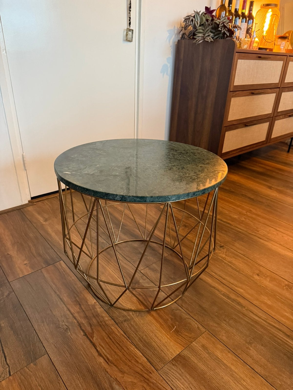 Dutchbone bijzettafel groen marmer met goud, Ophalen, Zo goed als nieuw, Rond, 50 tot 100 cm