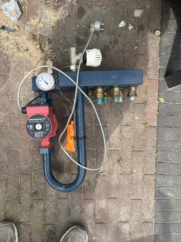 Verdeler voor vloerverwarming met Grundfos pomp, Ophalen of Verzenden, Gebruikt, Minder dan 200 watt, Overige typen