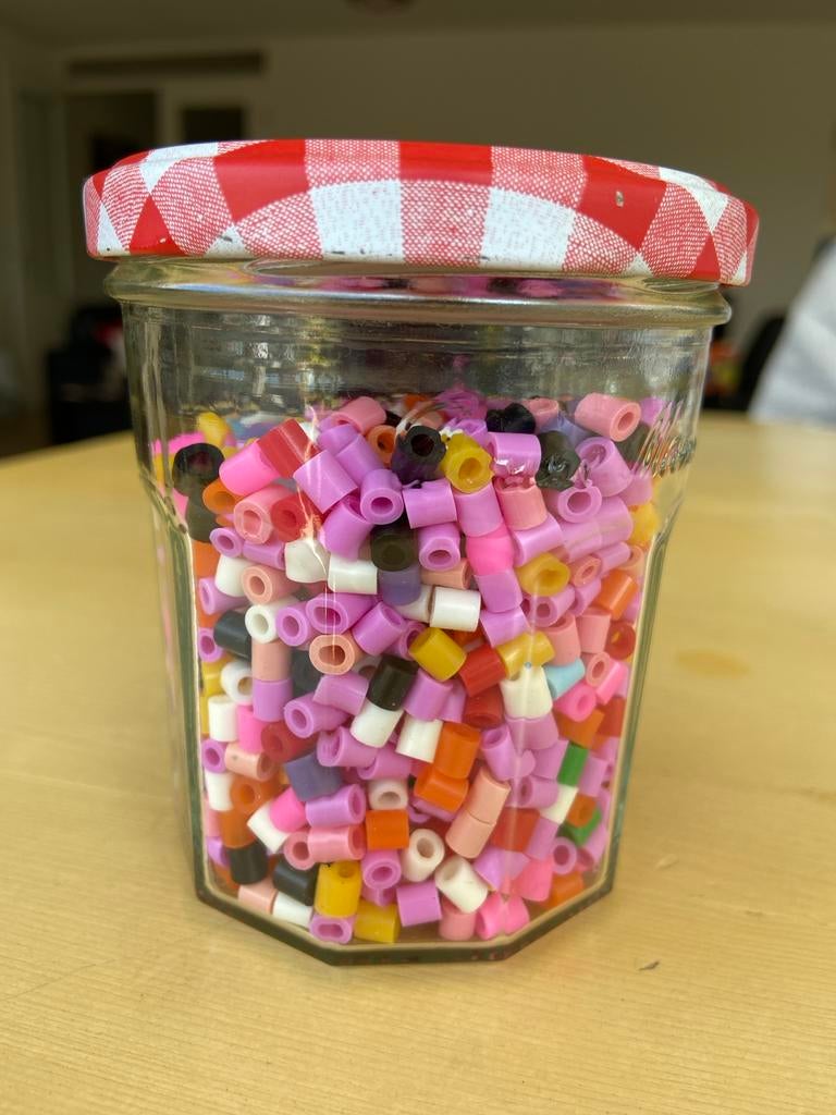 Grote pot vol strijkkralen in diverse kleuren, Ophalen of Verzenden, Gebruikt
