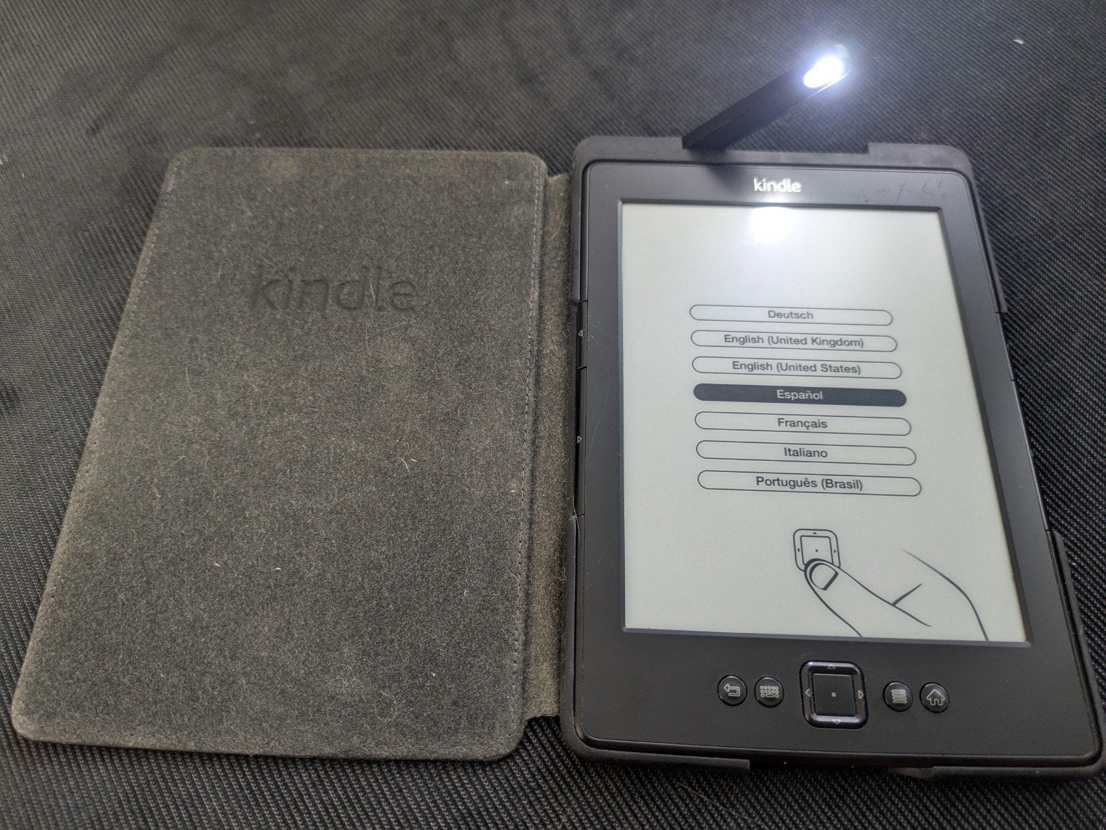 Kindle 4ed E-reader met hoes en leeslampje, Computers en Software, E-readers, Gebruikt, 6 inch of minder, 4 GB of minder, Ophalen of Verzenden