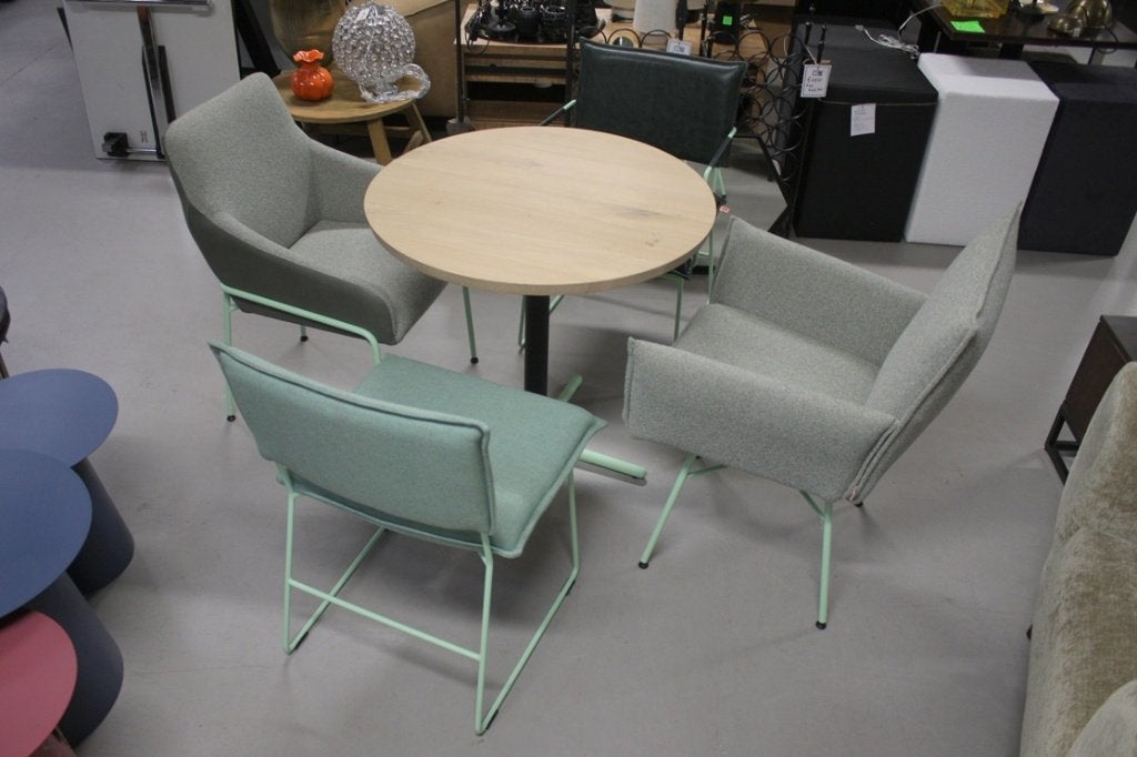 Hippe ronde eettafel + 4 eetkamerstoelen Jess Design