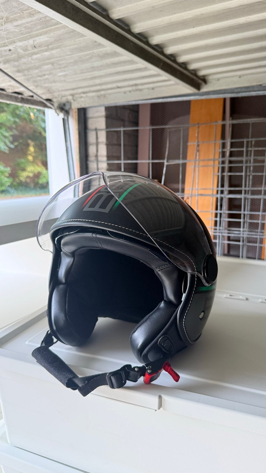 Beon Zwarte scooterhelm - Maat M, Fietsen en Brommers, Brommerhelmen, Ophalen, Zo goed als nieuw, Medium