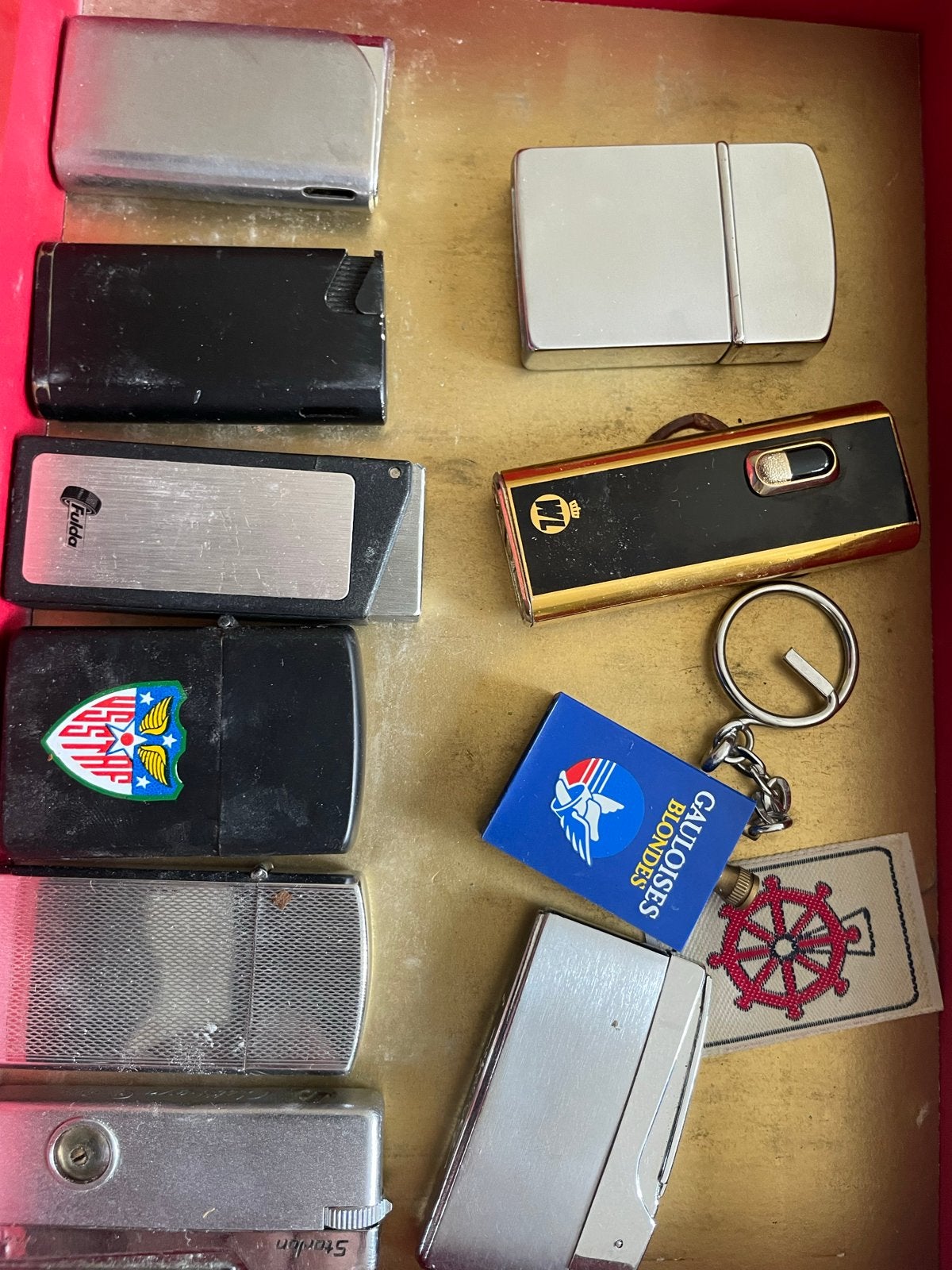 Verzameling van diverse aanstekers en sleutelhanger, Verzamelen, Ophalen, Gebruikt, Aansteker