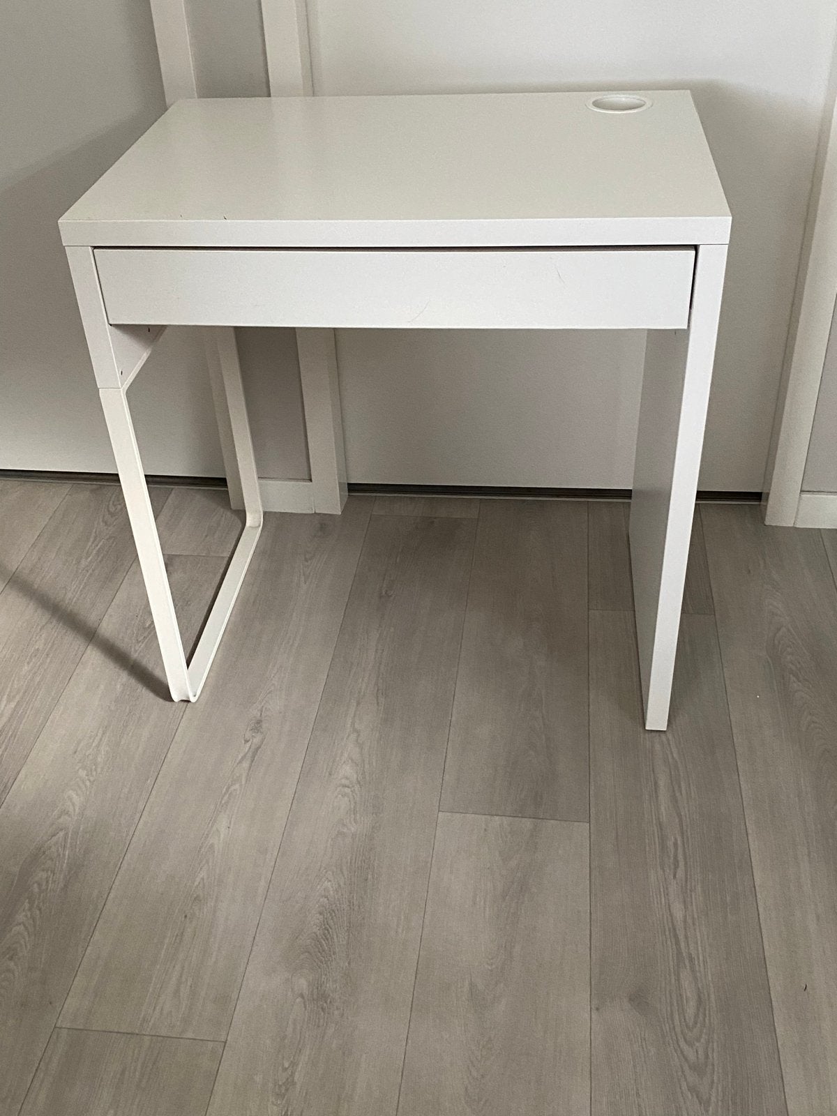 Wit bureau MICKE ikea met lade en kabelgoot!, Gebruikt, Met lades, Spaanplaat of MDF, Ophalen of Verzenden
