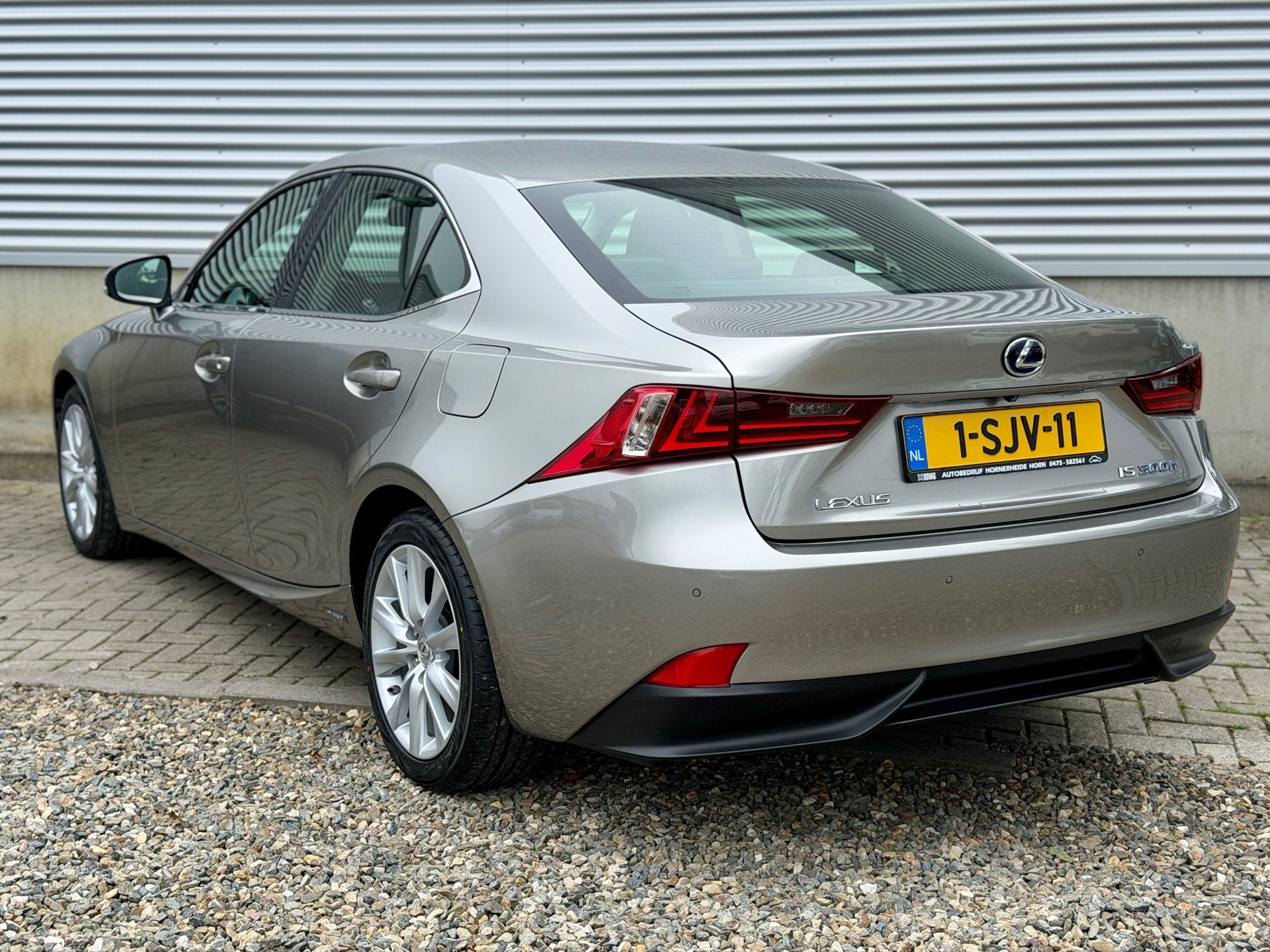 Lexus IS 300h Edition [ dealer oh nl-auto, 1e eig ], Auto's, Achterwielaandrijving, Gebruikt, 181 pk, Xenon verlichting