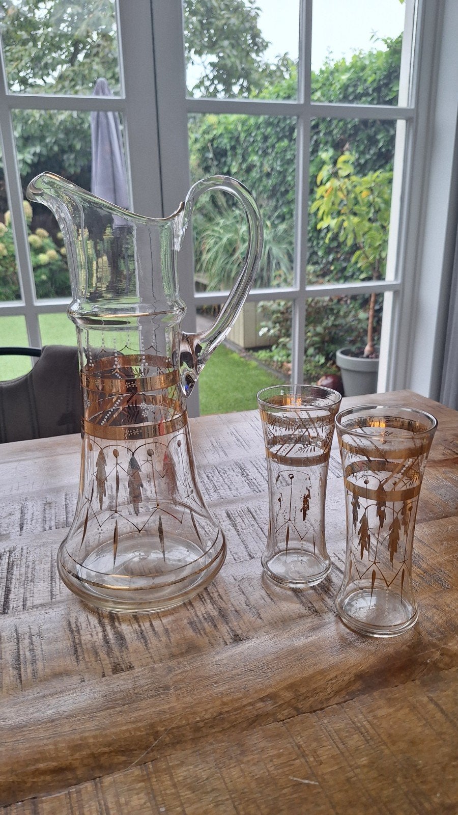 Vintage glazen kan met 2 glazen, goudkleurig decoratie, Ophalen of Verzenden