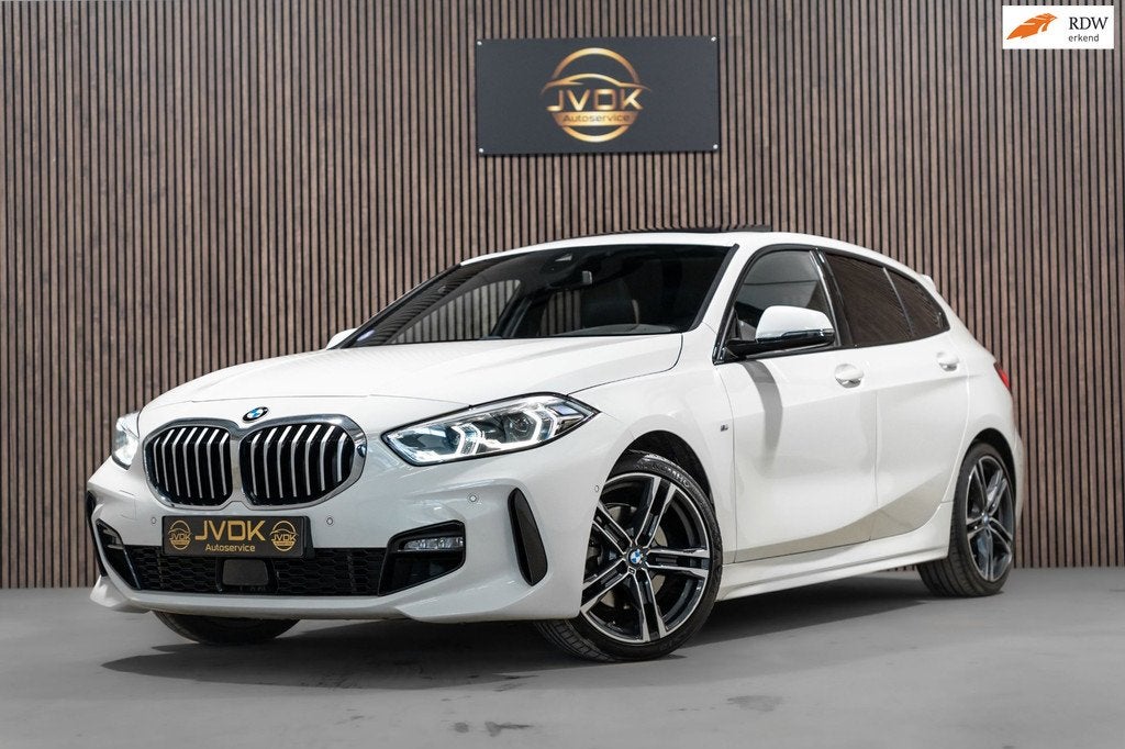 BMW 1-serie 116i M Sport LED NAVI PANO CAMERA, Auto's, BMW, Gebruikt, Wit, Bedrijf, 1100 kg