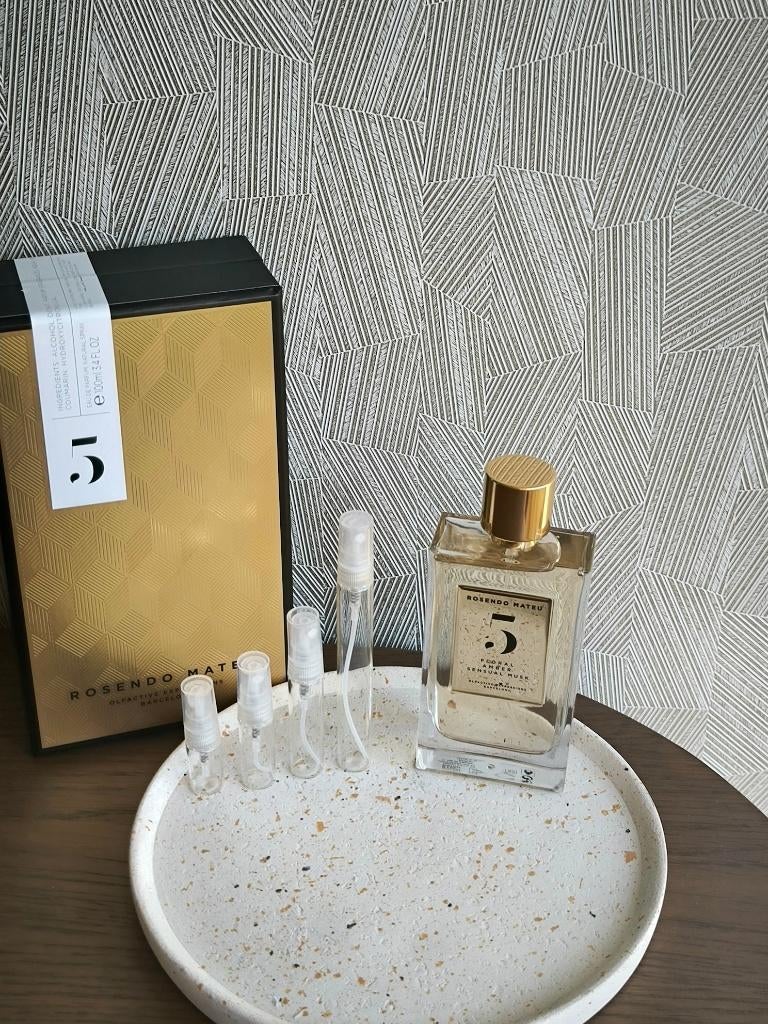 Rosendo Mateu - No. 5 (10ml) Sample/Decant, Sieraden, Tassen en Uiterlijk, Verzenden, Zo goed als nieuw