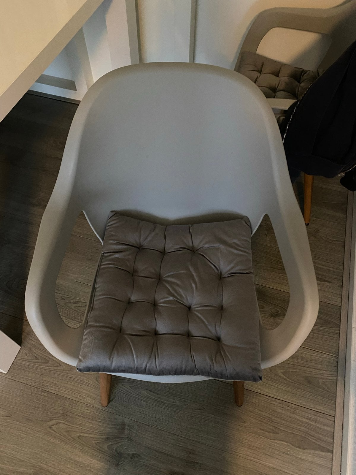 4 grijze kuipstoelen, Ophalen, Kunststof, Zo goed als nieuw, Vier