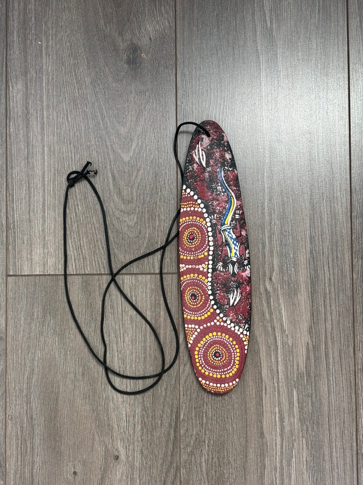 Traditionele snorrhout / bullroarer met Aboriginal dot art, Hout, Overige typen, Ophalen of Verzenden, Meerkleurig