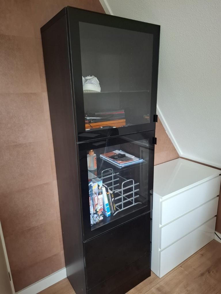 Zwarte hoogglans vitrinekast met glazen deuren, Modern, 150 tot 200 cm, 25 tot 50 cm, Glas
