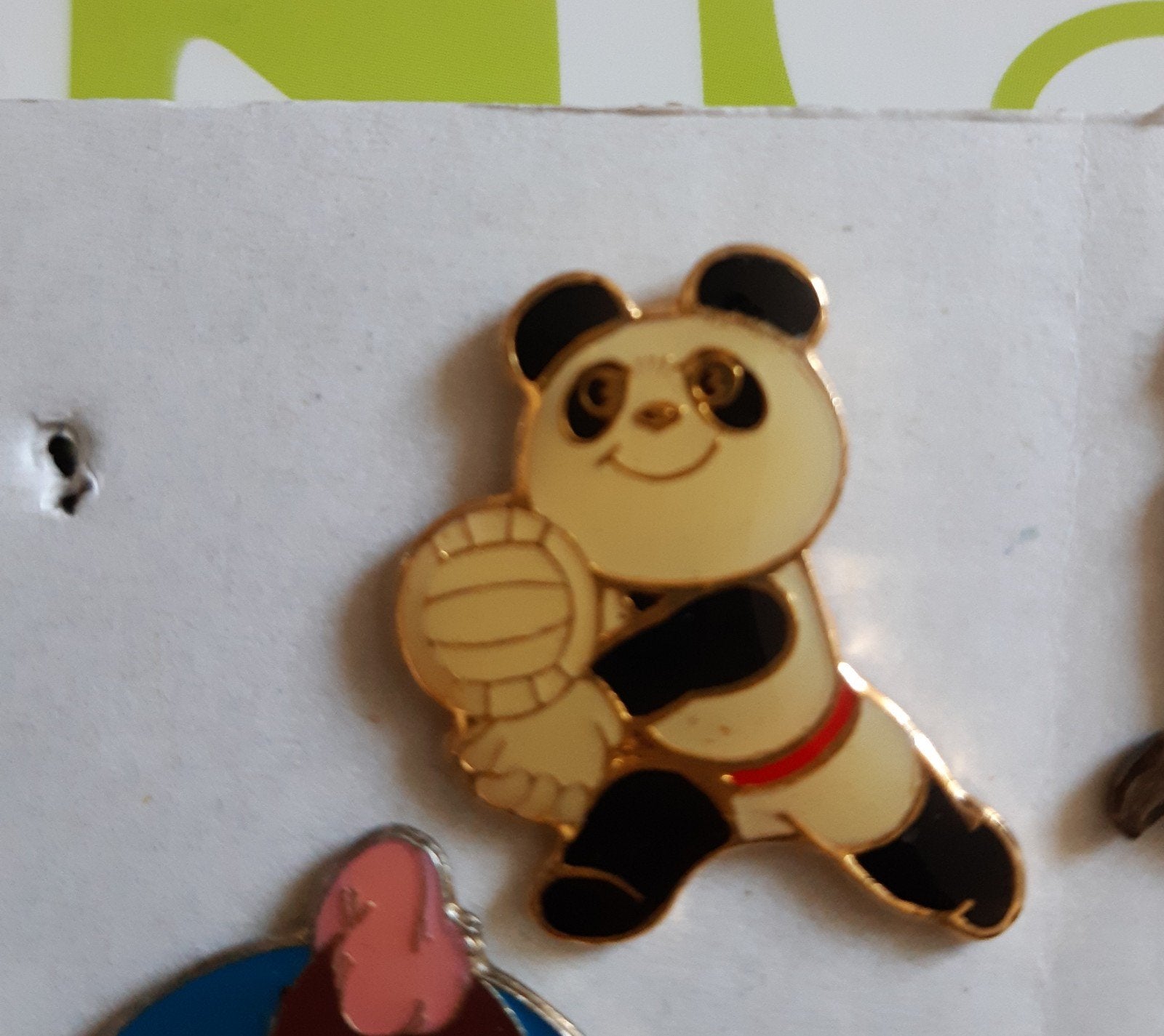 2 Pins Panda beer met bal, Verzamelen, Speldjes, Pins en Buttons, Ophalen of Verzenden, Nieuw, Sport, Speldje of Pin