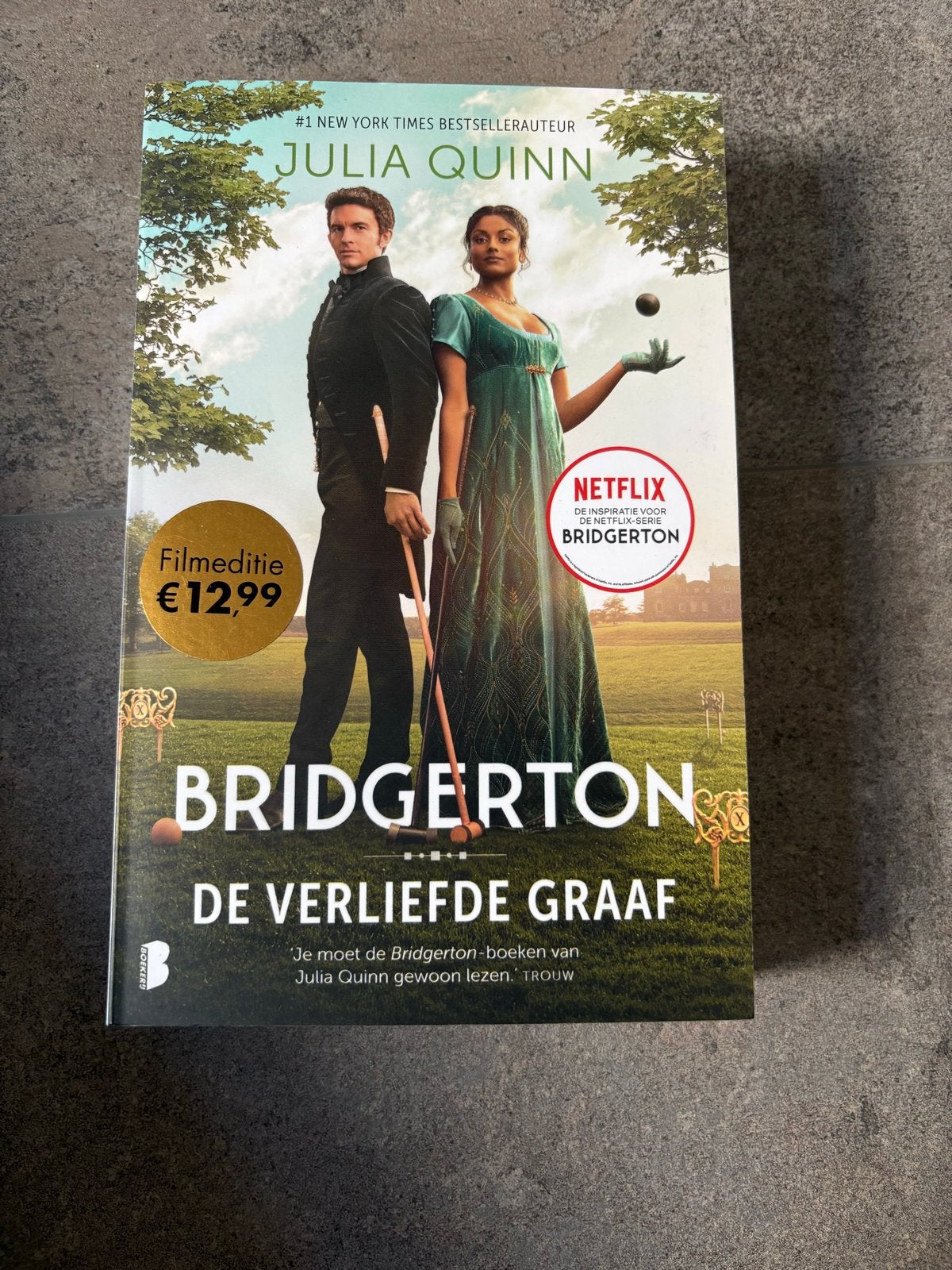 Bridgerton: De Verliefde Graaf - Julia Quinn (Filmeditie), Ophalen of Verzenden, Zo goed als nieuw, Nederland
