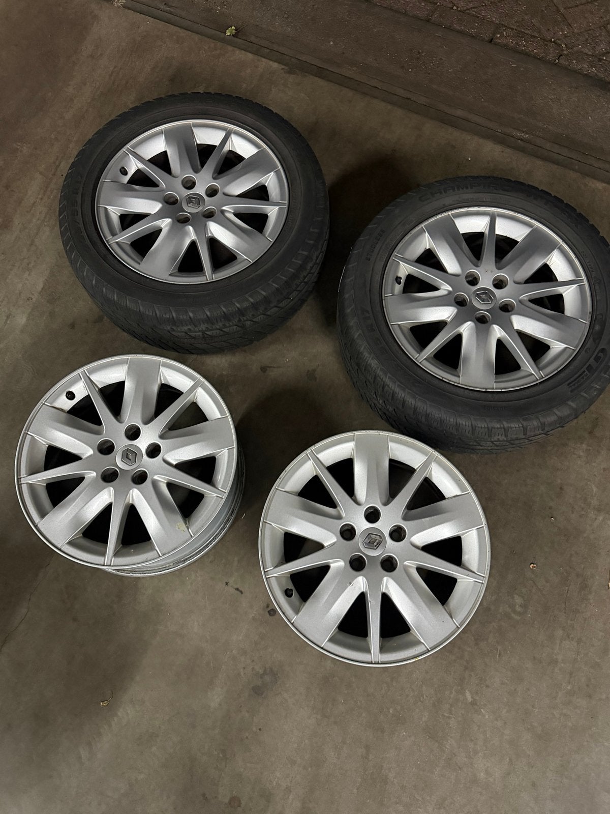 Originele Renault 17 inch velgen + winterbanden set, Auto-onderdelen, Gebruikt, Banden en Velgen, 17 inch, 225 mm