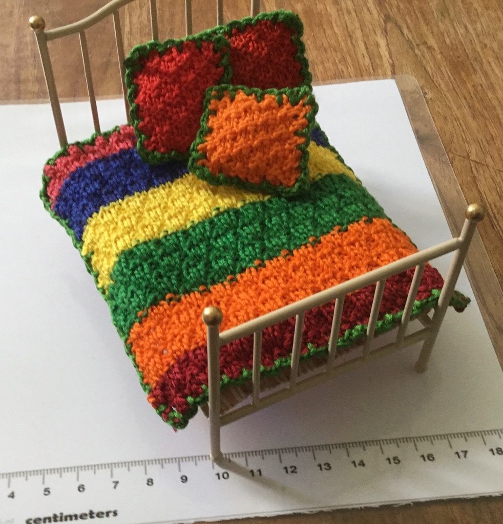 Poppenhuis miniaturen dekentje en kussentjes felle kleuren, Verzamelen, Poppenhuizen en Toebehoren, Ophalen of Verzenden, Nieuw