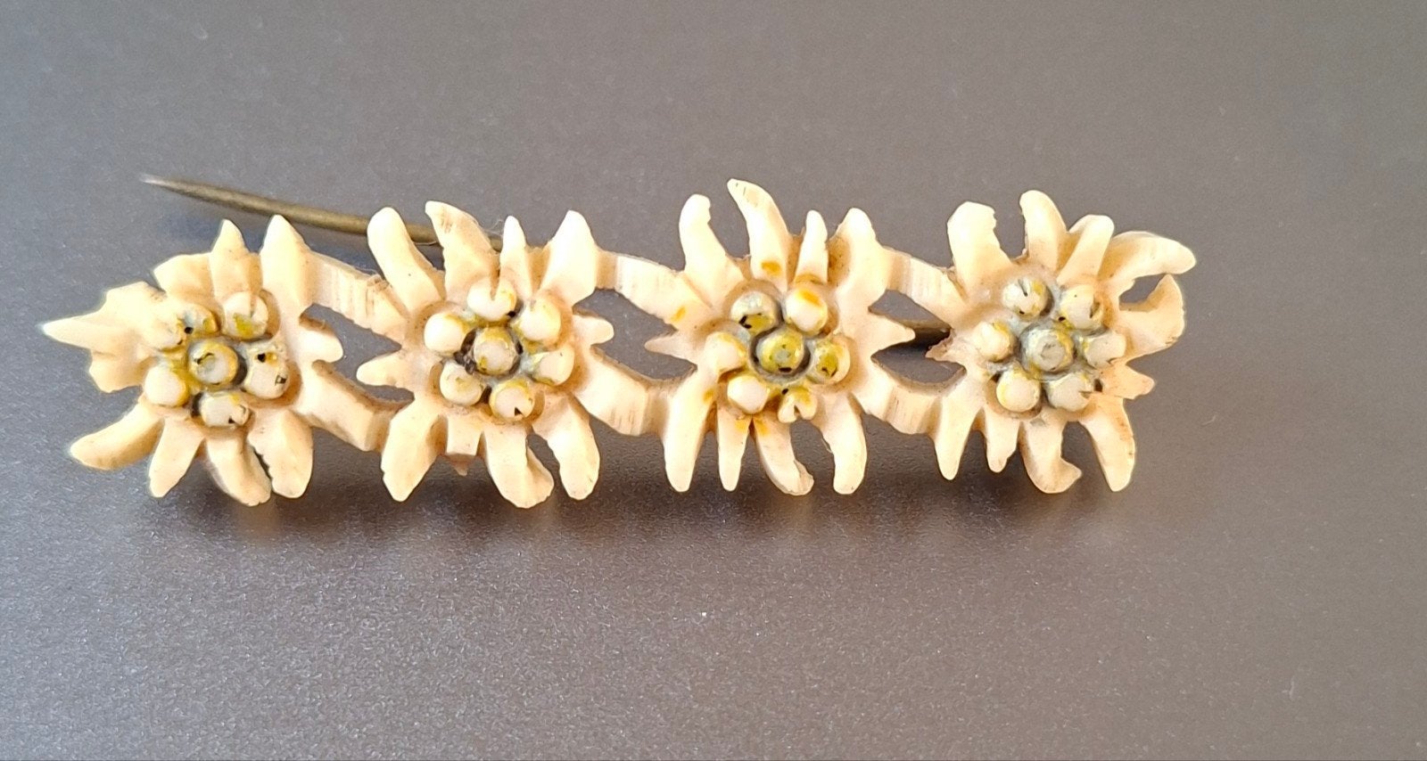 Vintage Edelweiss Broche - Handgesneden, Overige materialen, 4 tot 7 cm, Gebruikt, Beige