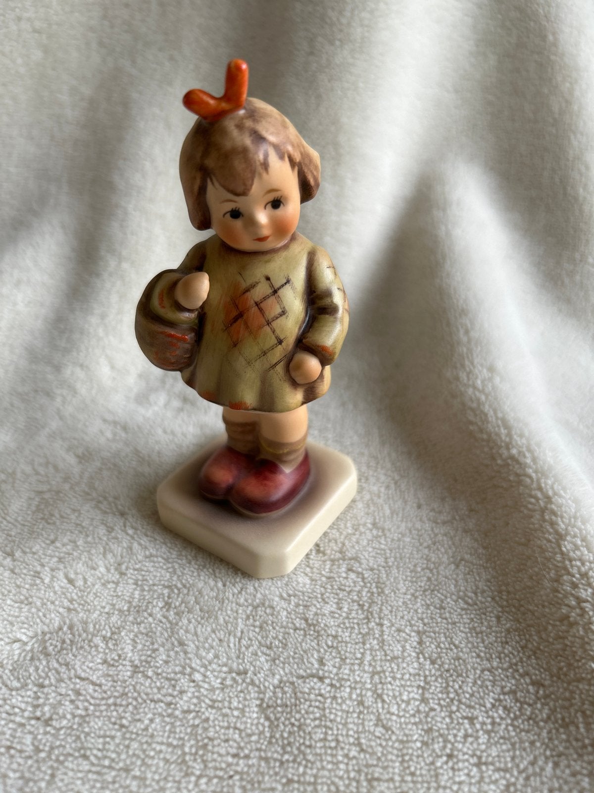 Hummel beeldje: Meisje met mandje - Goebel M.I. Hummel Club, Ophalen of Verzenden, Zo goed als nieuw, Hummel