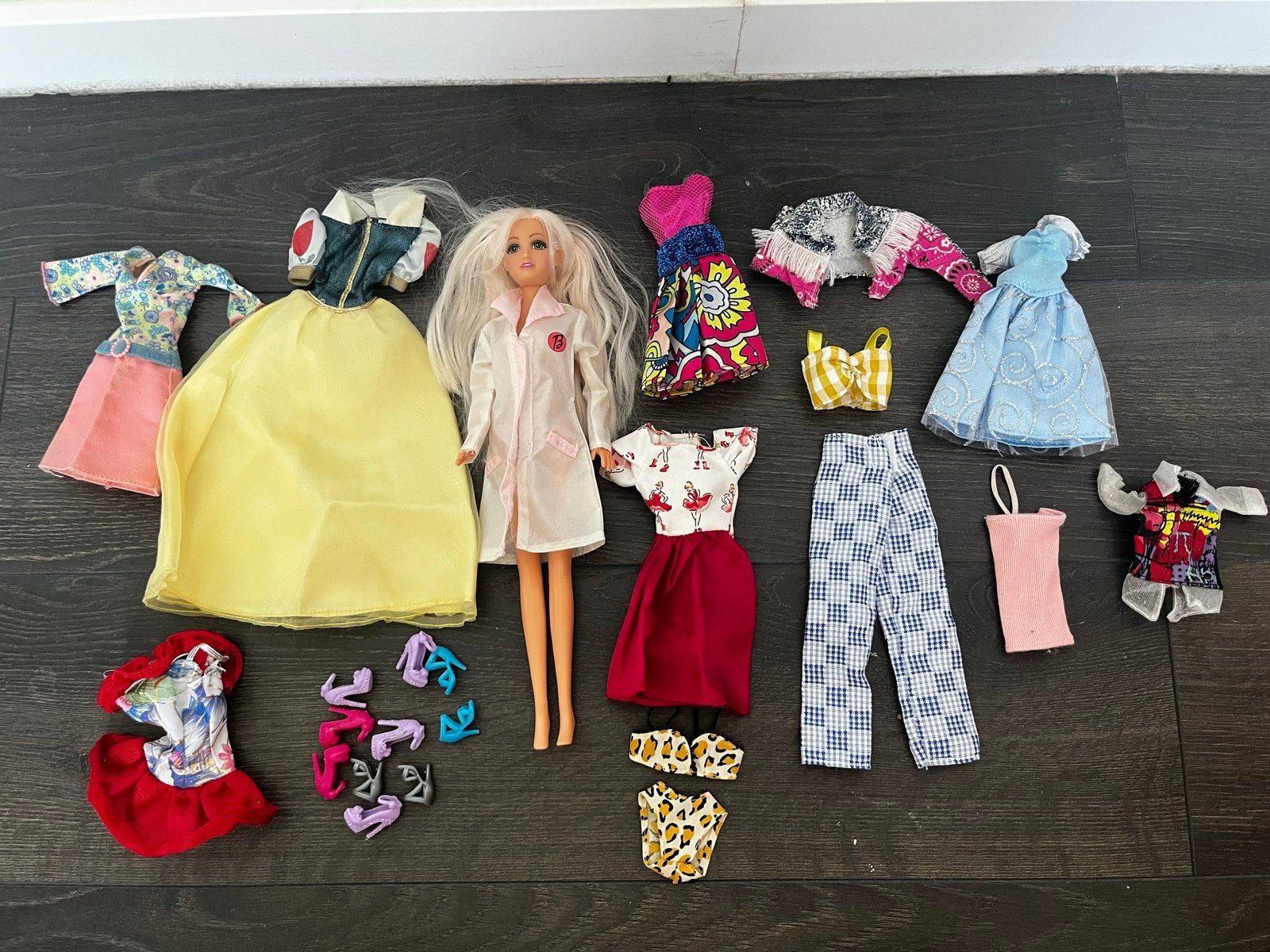 Barbie van Action met kledingsetjes en schoenen, Kinderen en Baby's, Speelgoed | Poppen, Ophalen of Verzenden, Zo goed als nieuw