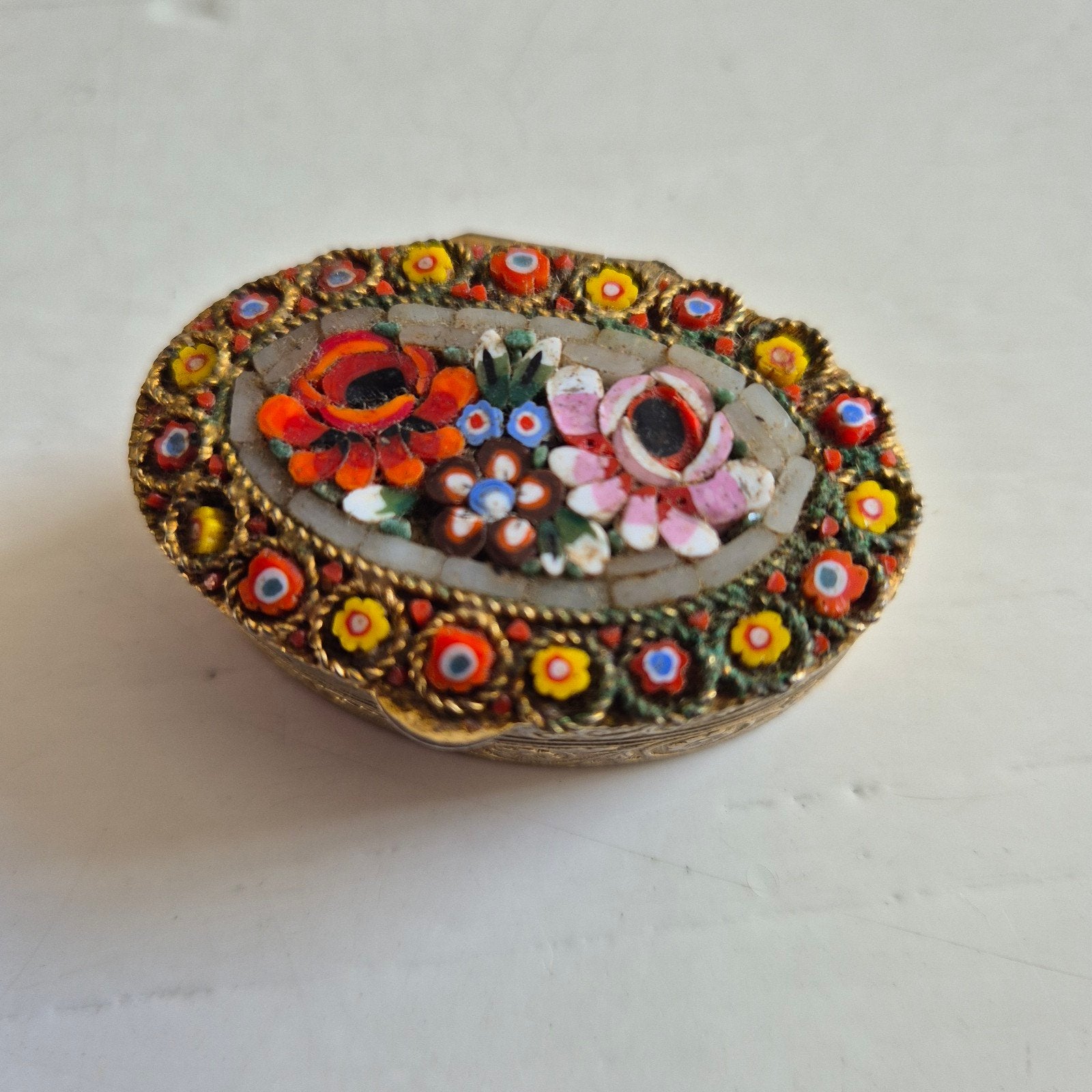 Prachtige microkeramische pillendoos - bloemmotief, Antiek en Kunst, Ophalen of Verzenden