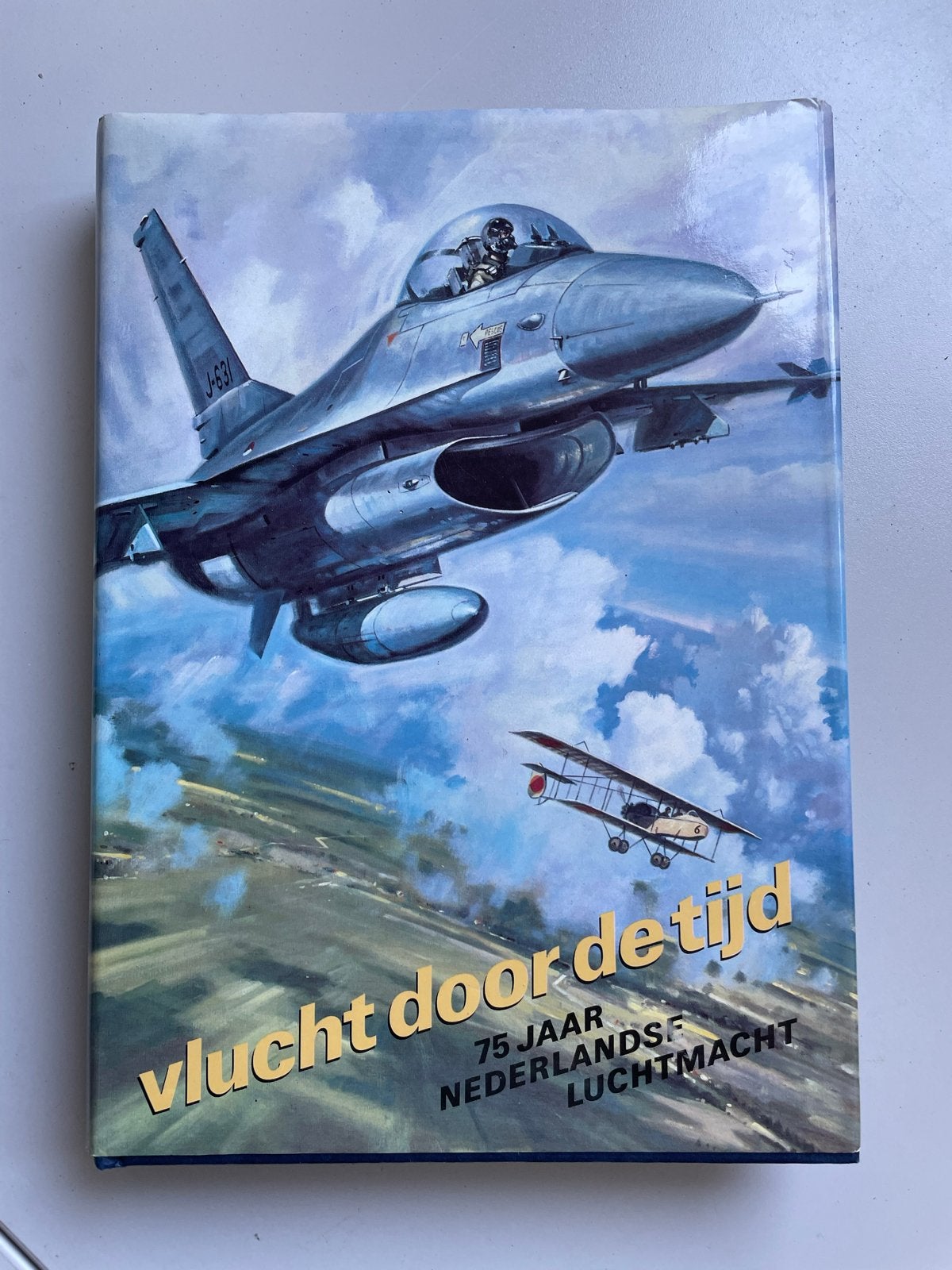 Vlucht door de tijd: 75 jaar Nederlandse Luchtmacht, Ophalen of Verzenden, Zo goed als nieuw, Boek of Tijdschrift