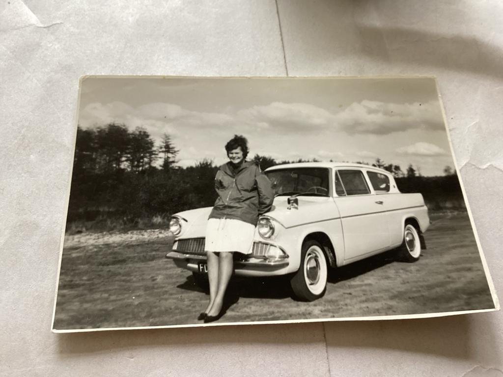 Vintage foto: Vrouw met klassieke auto (jaren '60) 7x10 cm, Verzamelen, Foto's en Prenten, 1960 tot 1980, Gebruikt, Foto, Ophalen of Verzenden