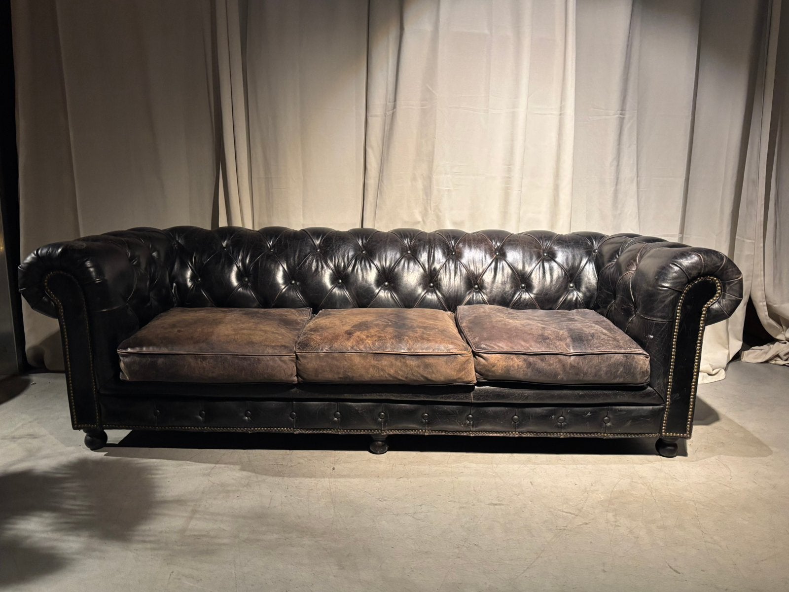 Chesterfield bank 2.40 breed Vintage Stoer, Gebruikt, Rechte bank, Stoer Vintage Geleefd, 200 tot 250 cm