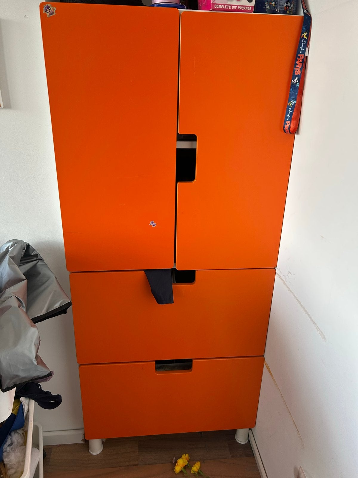 IKEA SMASTAD Oranje kast met lades en deuren, Huis en Inrichting, Kasten | Kledingkasten, Ophalen, Gebruikt, 50 tot 100 cm, Met lade(s)