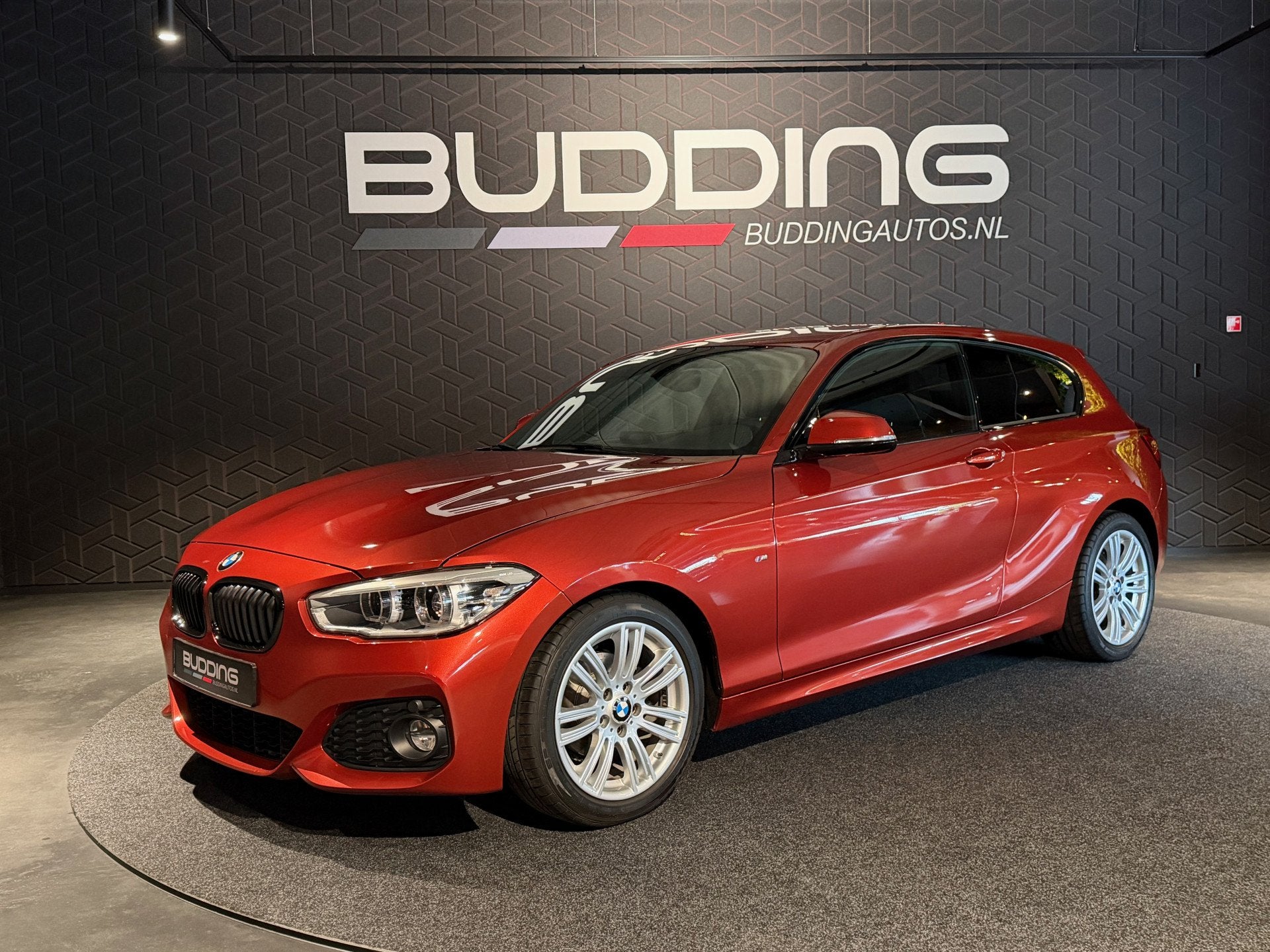 BMW 1-serie 118i Edition M Sport Shadow High Exe | Keyless, Auto's, Gebruikt, Overige kleuren, 1290 kg, 4 stoelen