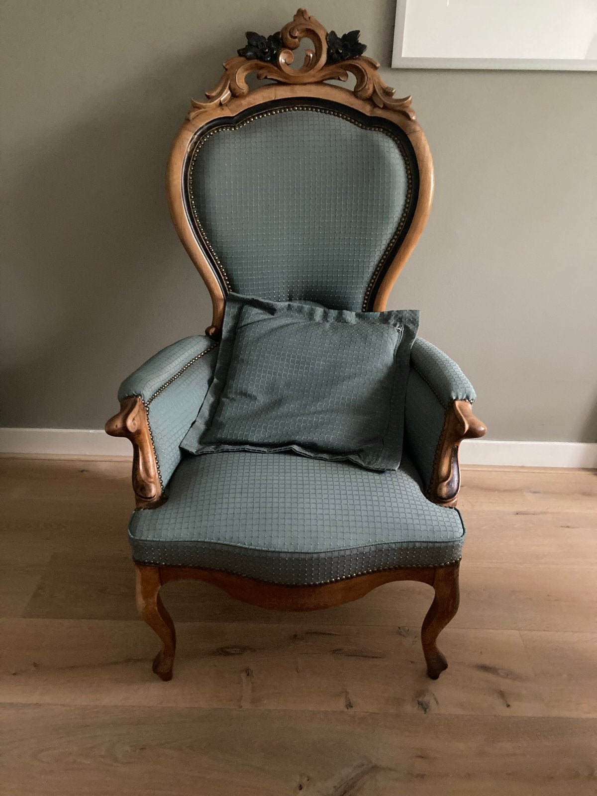 Antieke fauteuil met houtsnijwerk en blauwe bekleding, Antiek en Kunst, Ophalen