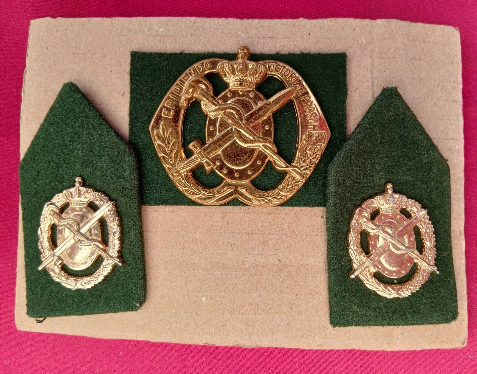 Kraagspiegels en baretembleem  : Geneeskundige Dienst, Ophalen of Verzenden, Landmacht, Nederland, Embleem of Badge