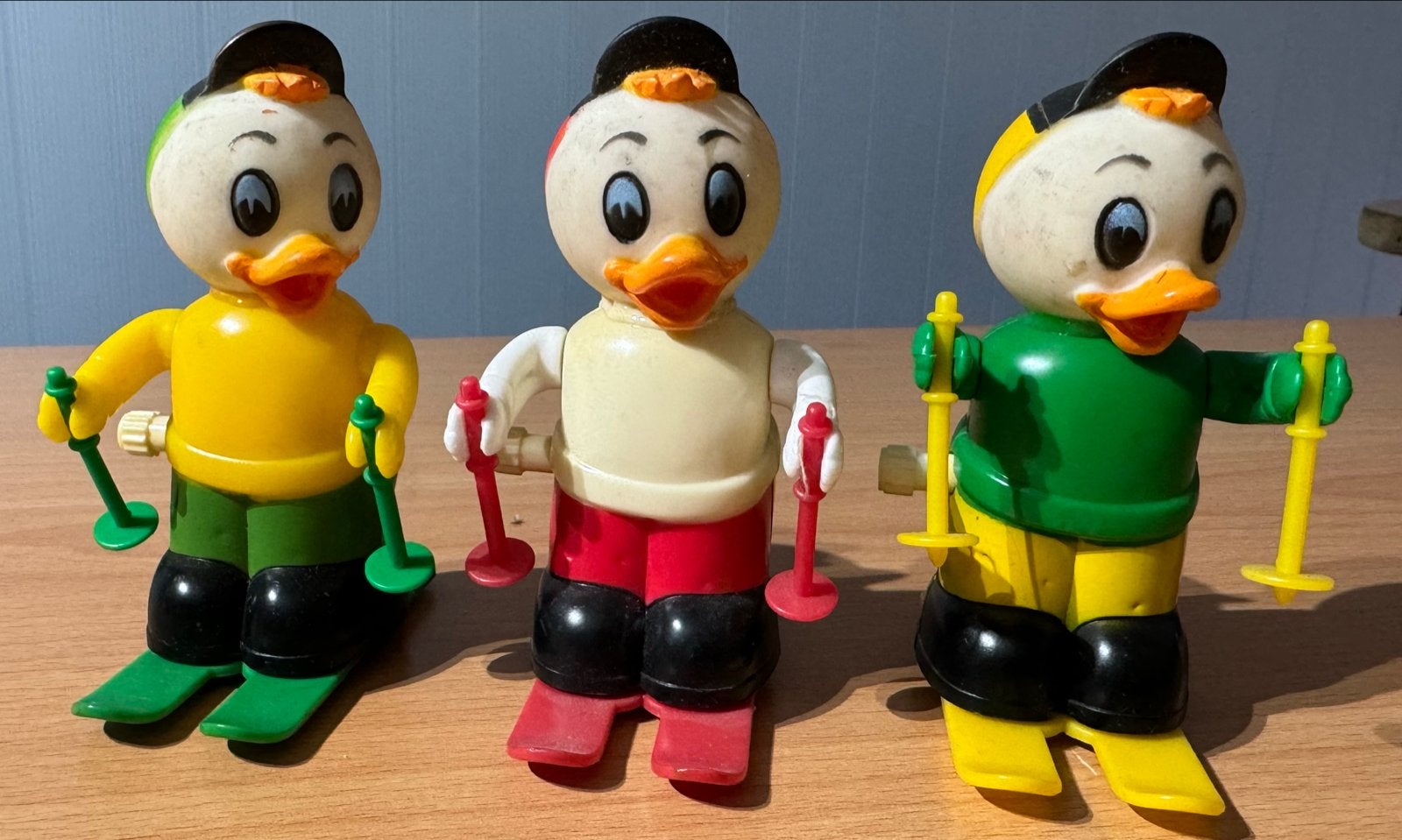 Zeldzame Oude Bewegende Kwik Kwek Kwak Poppetjes op Ski's, Ophalen of Verzenden, Zo goed als nieuw