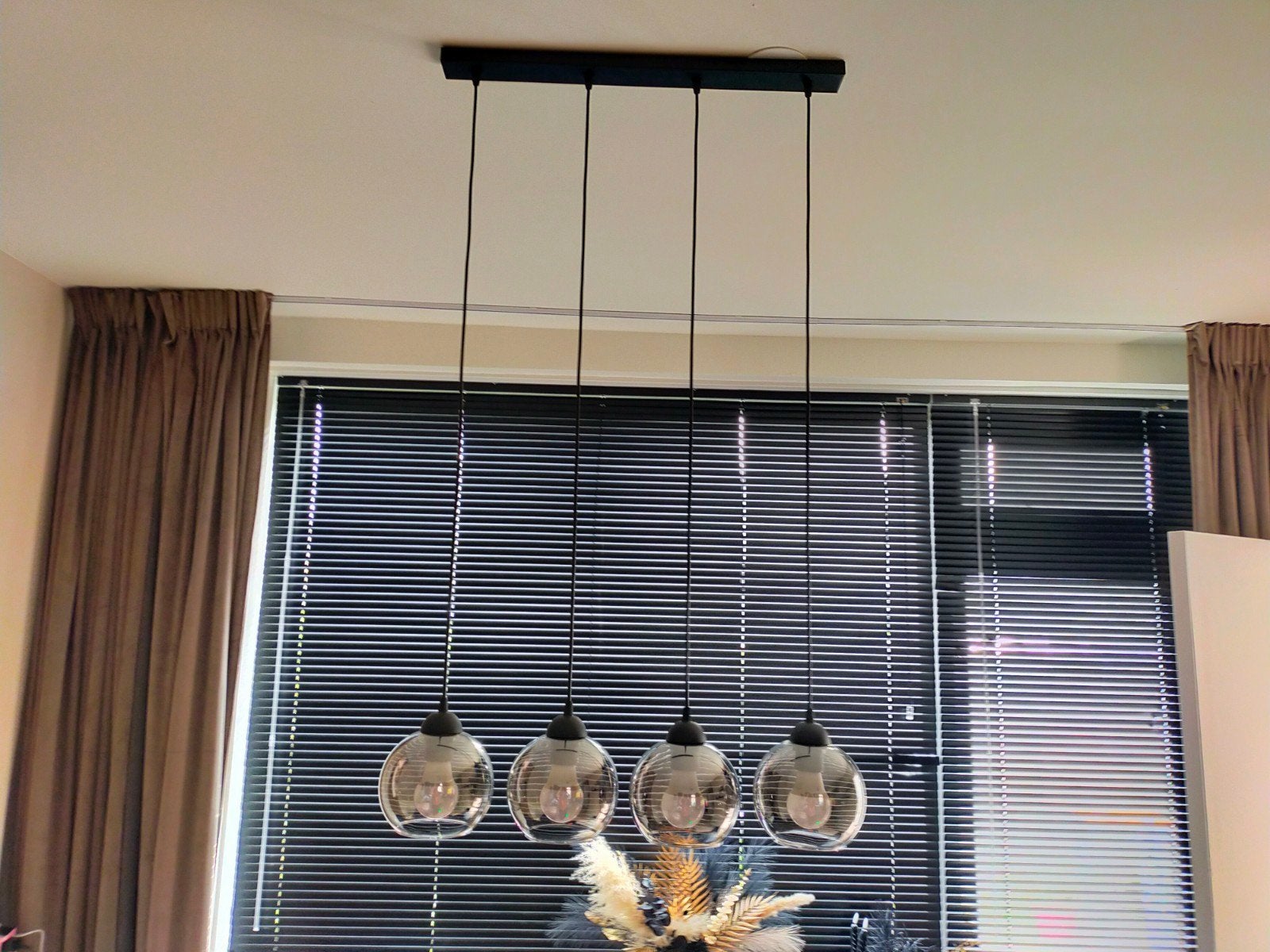 Moderne hanglamp met 4 glazen bollen, Ophalen, Nieuw, E27 (groot), Glas