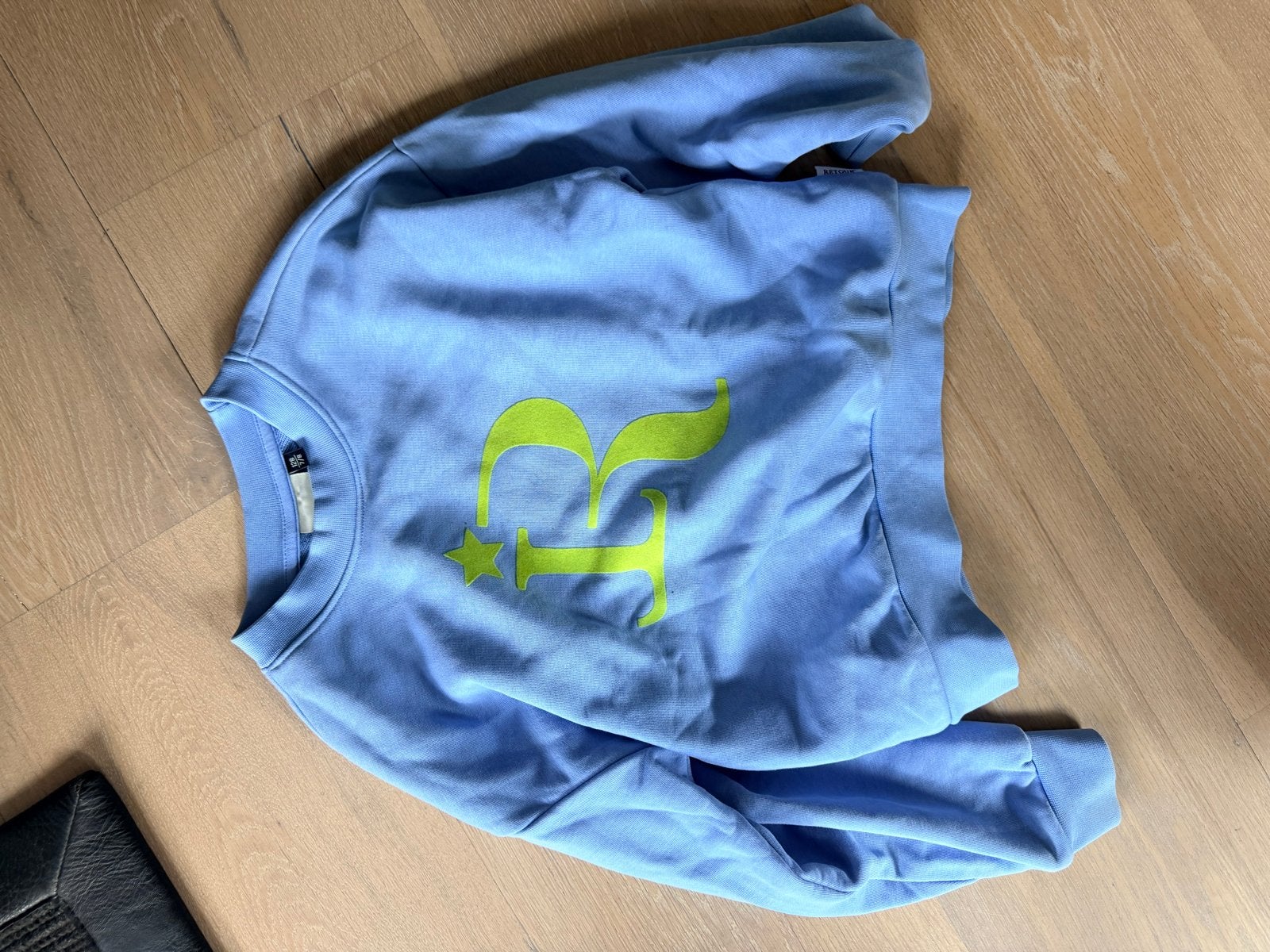 Lichtblauwe sweater met neon R-opdruk, Ophalen, Zo goed als nieuw