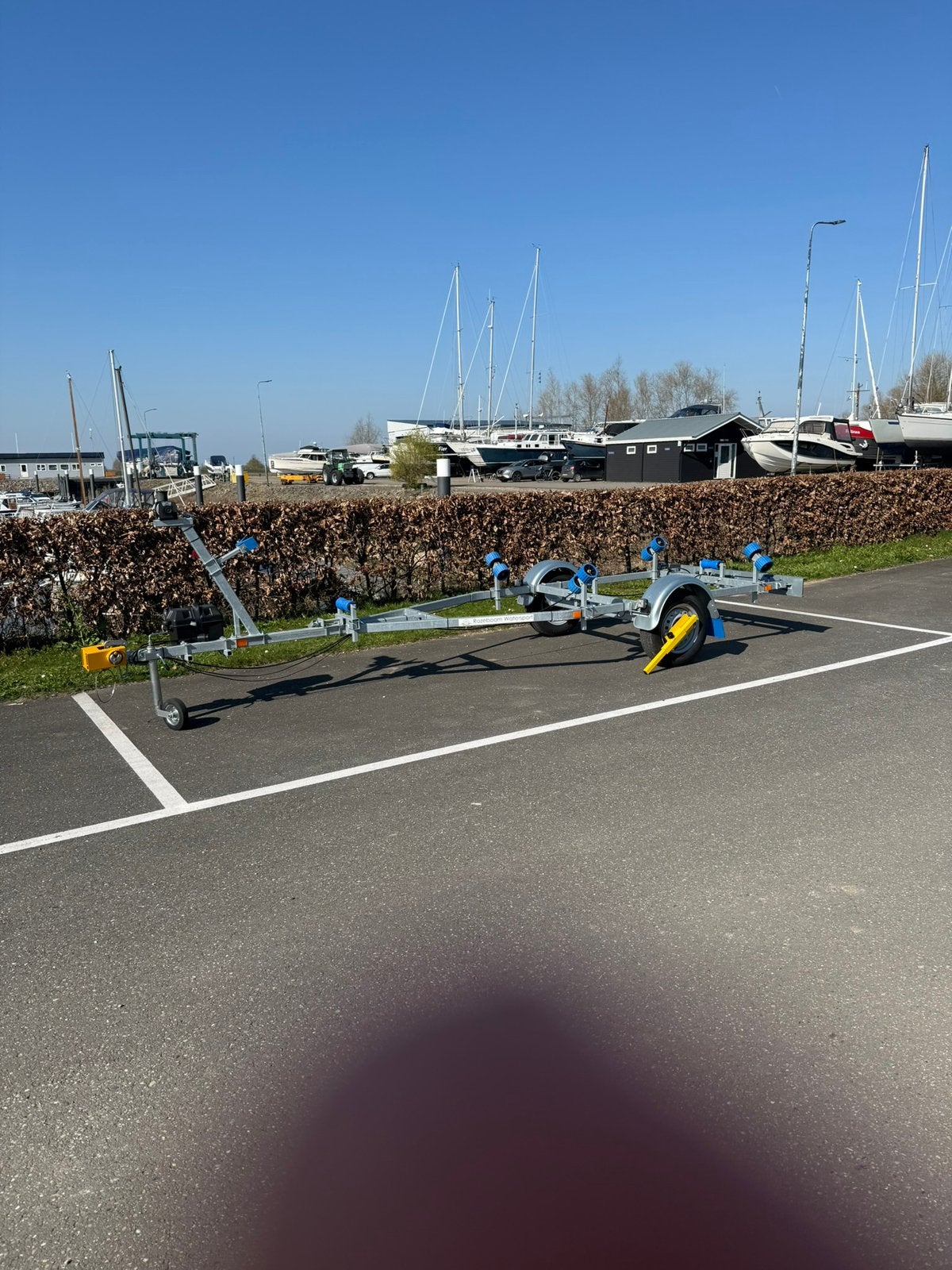 Kantelbare boottrailer TTH003 met elektrische lier, Ophalen, Minder dan 1500 kg, Minder dan 6 meter, Zo goed als nieuw