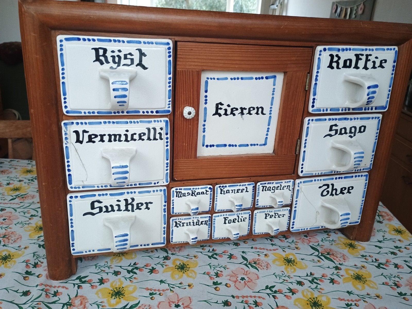 kruidenkastje van hout met mooie lades van porcelein., Ophalen