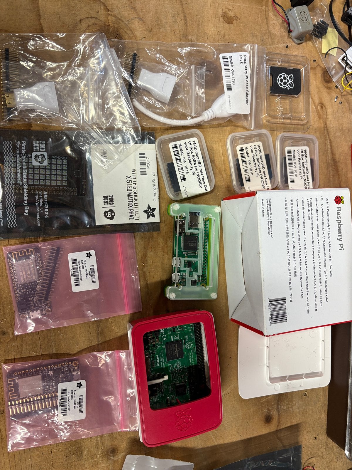 Raspberry componenten en 2 maal Feather Huzzah Esp 8266, Ophalen of Verzenden, Zo goed als nieuw