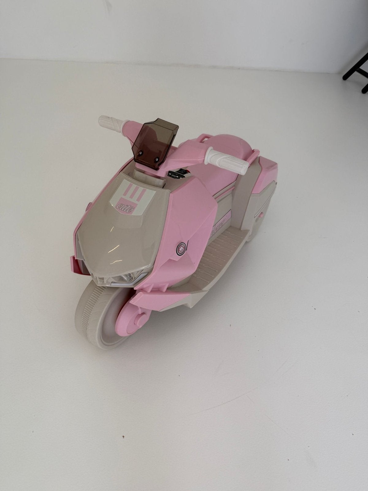 Roze elektrische kinderscooter adapter en bluetooth functie, Ophalen, Zo goed als nieuw