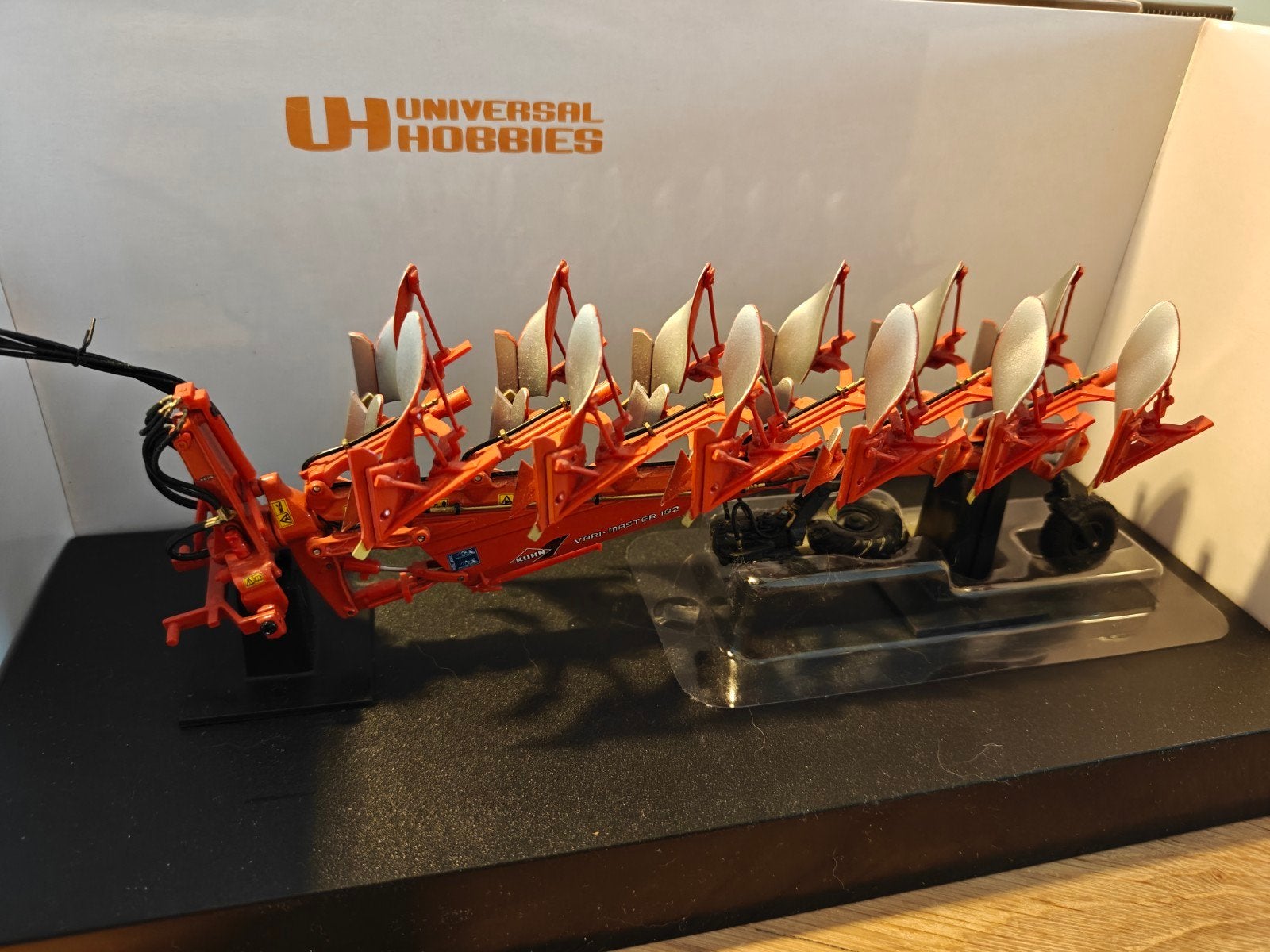 Kuhn vari master ploeg Universal Hobbies, Ophalen of Verzenden, Zo goed als nieuw, Tractor of Landbouw, Universal Hobbies
