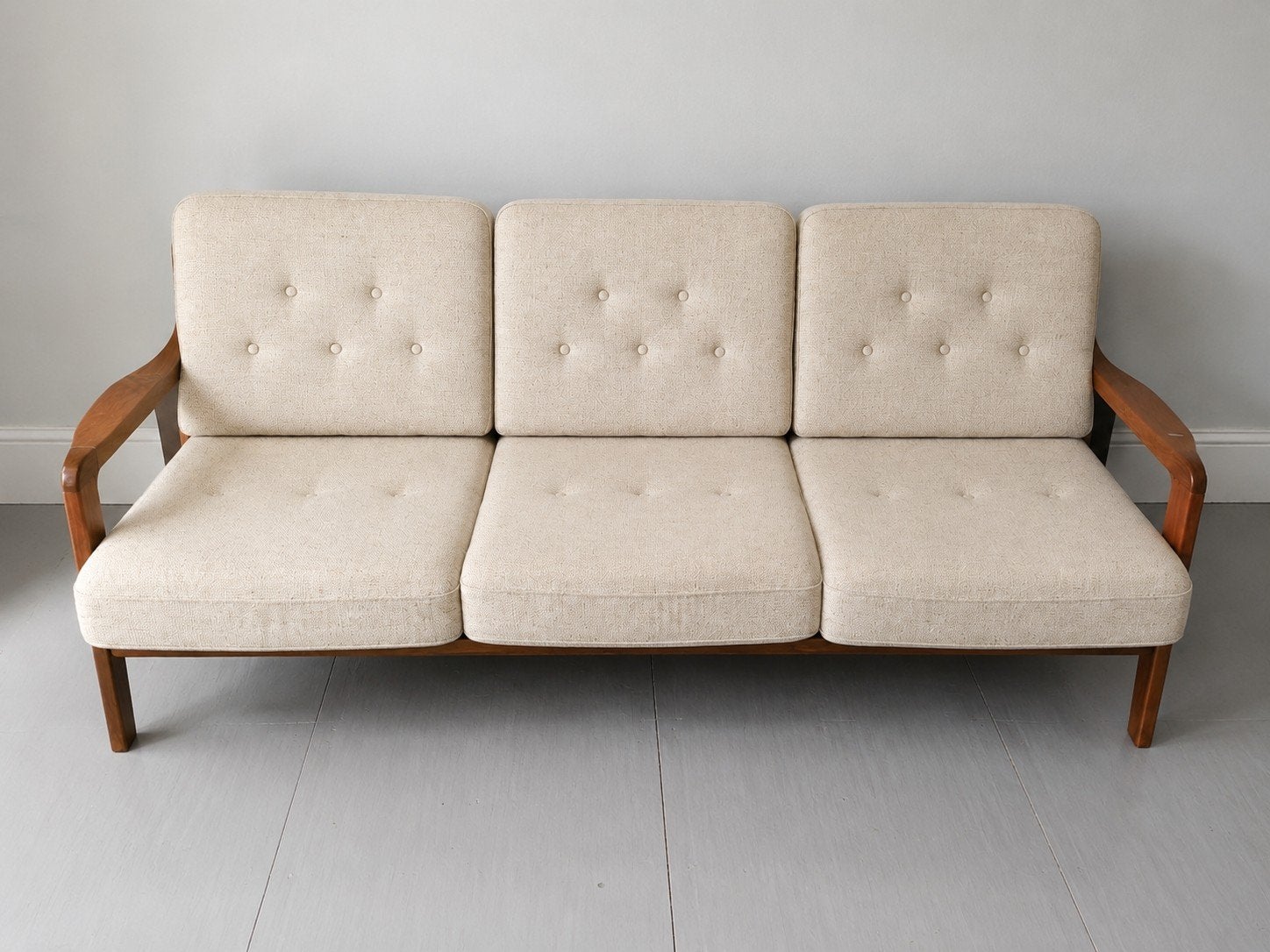 Vintage Deense driezitsbank met beige wollen bekleding, Huis en Inrichting, Banken | Bankstellen, Ophalen, 75 tot 100 cm, Stof