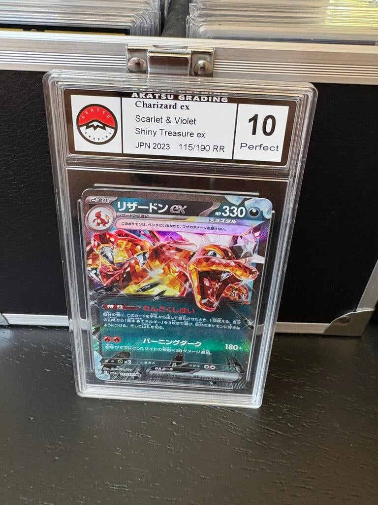 Charizard grade 10, Ophalen of Verzenden, Zo goed als nieuw, Meerdere kaarten, Foil