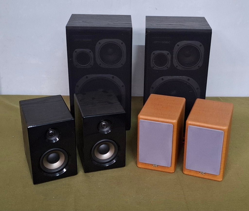 Partij van 3 sets speakers (Jamo, JVC, Dual)