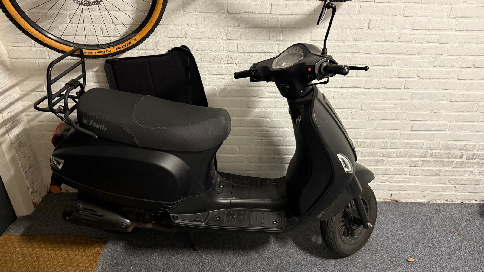 La Souris scooter mat zwart, zo goed als nieuw, Ophalen, Zo goed als nieuw, Overige typen, Overige merken