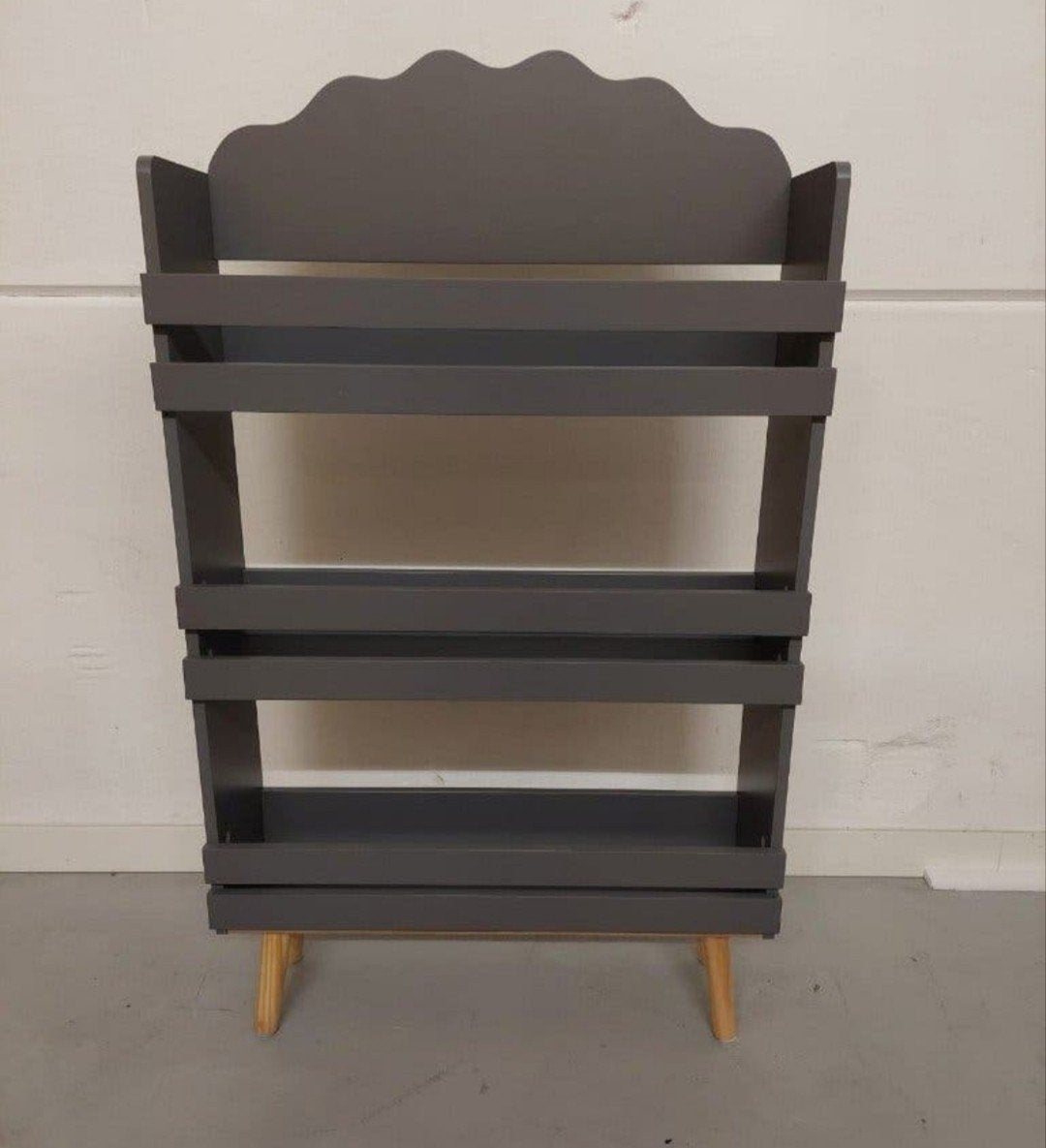 Grijze kinderboekenkast met wolkdesign/ Nieuw in doos, Ophalen, Nieuw, Overige typen