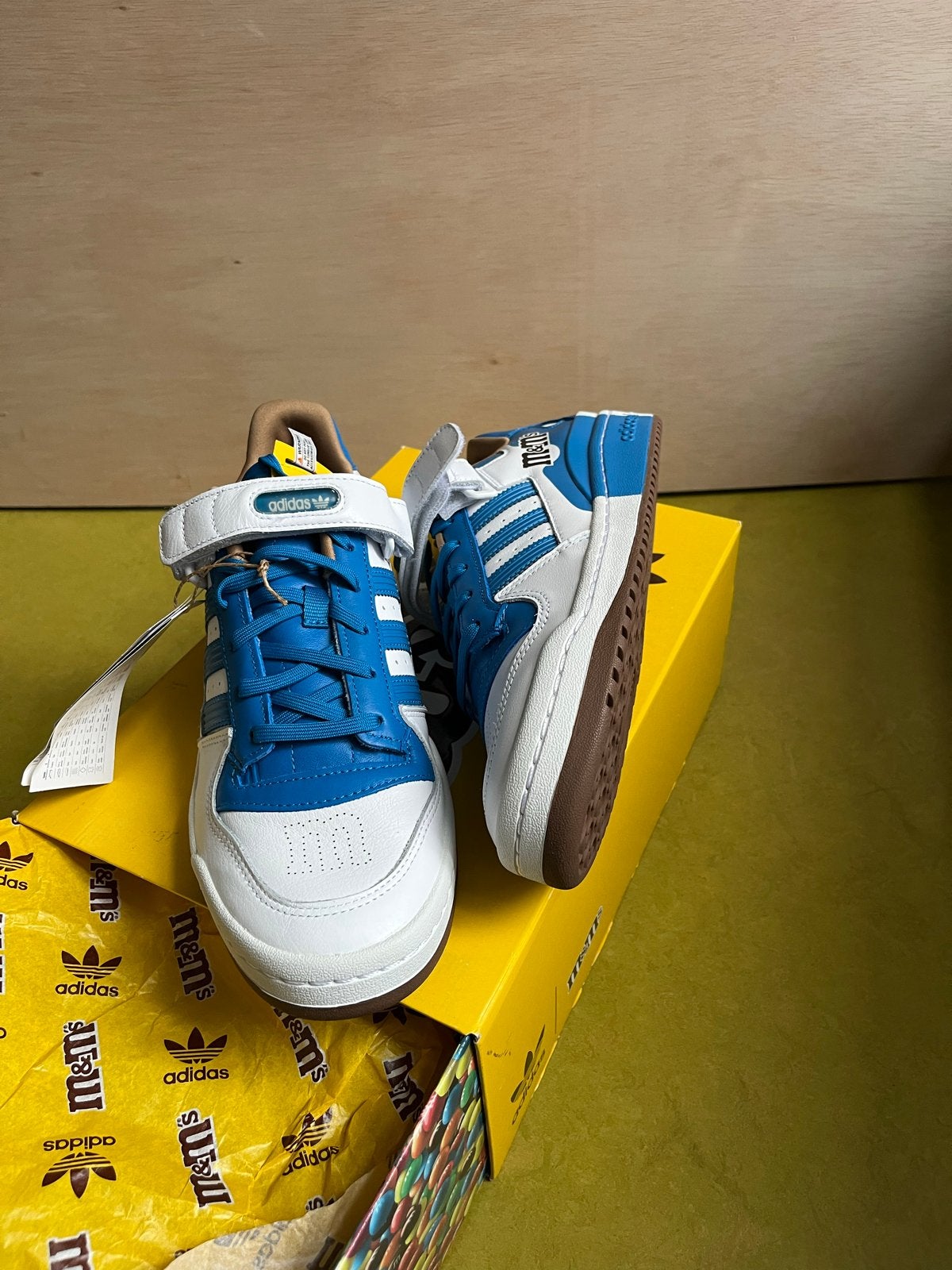 Adidas M&M's Forum Low 84 Sneakers - Nieuw maat 43 1/3, 9.5, Kleding | Heren, Ophalen of Verzenden, Nieuw, Blauw, Sneakers of Gympen