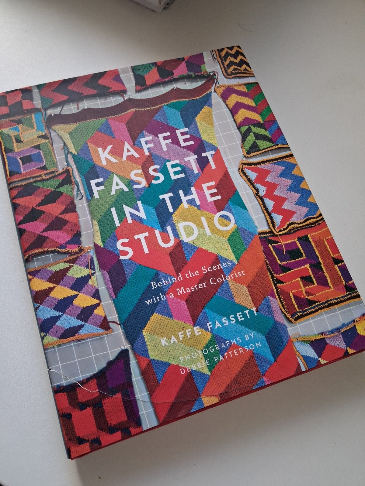 Kaffe Fassett In The Studio - Boek over textielkunst, Ophalen of Verzenden, Gelezen, Breien en Haken, Kaffe Fassett