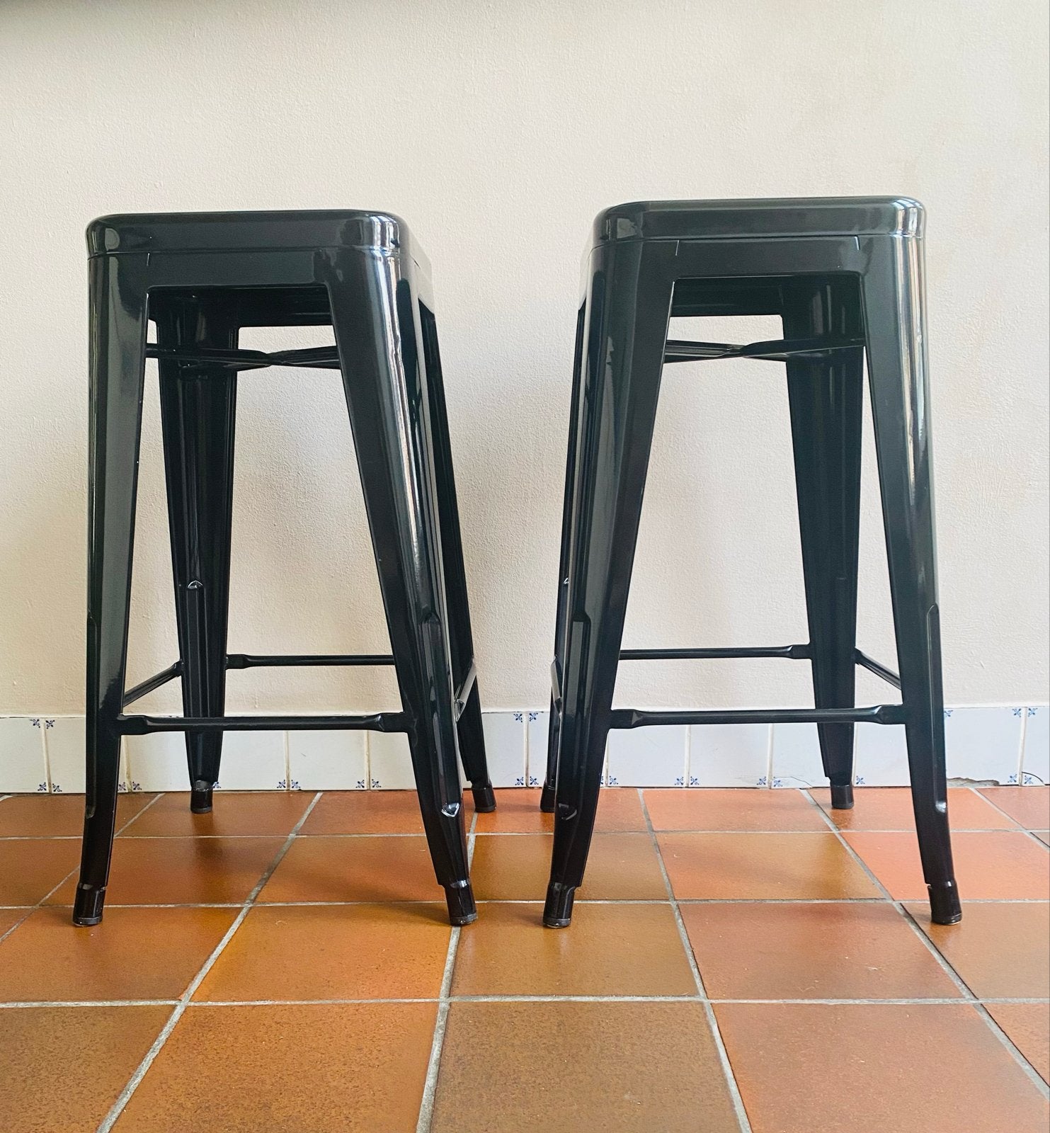 Set van 2 Tolix-stijl barkrukken - Zwart metaal, Ophalen, Gebruikt, Met voetsteun, 60 tot 90 cm